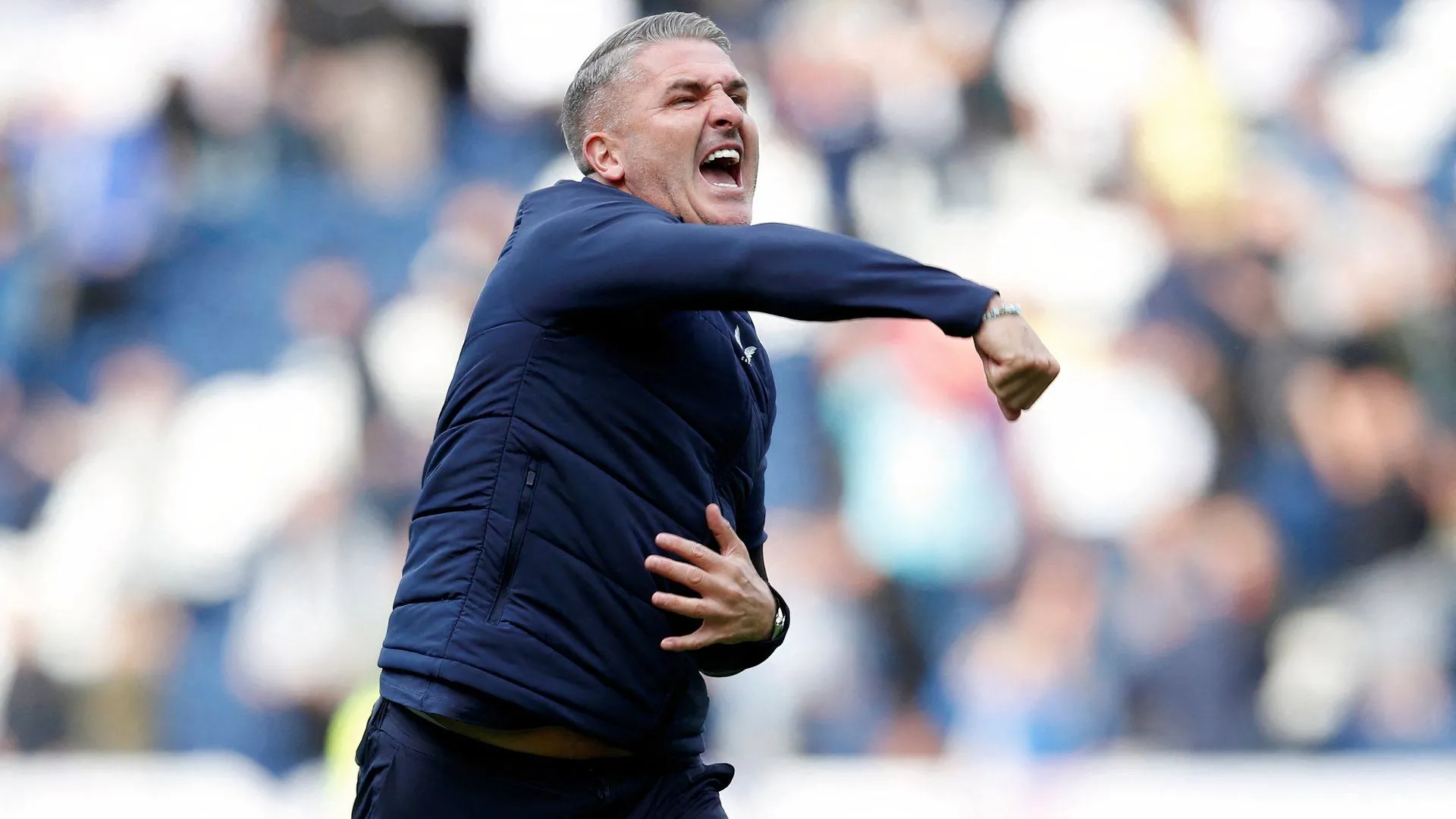 Huấn luyện viên Ryan Lowe, người đang dẫn dắt Wigan Athletic