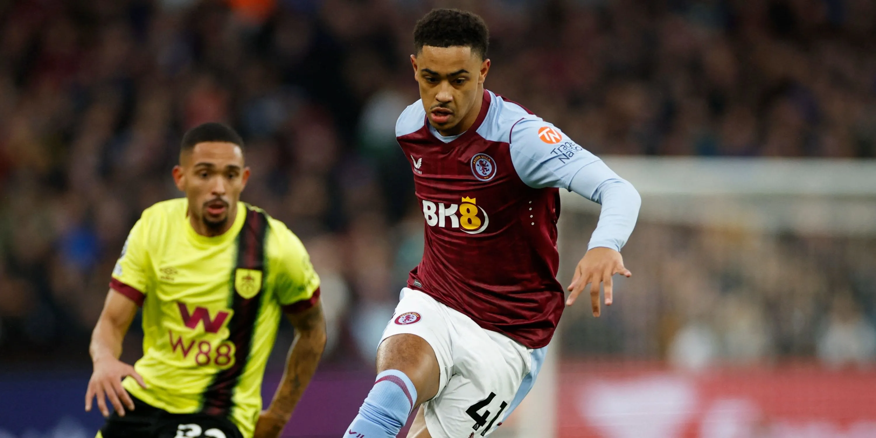 Jacob Ramsey, tiền vệ Aston Villa, đang xử lý bóng trong một trận đấu
