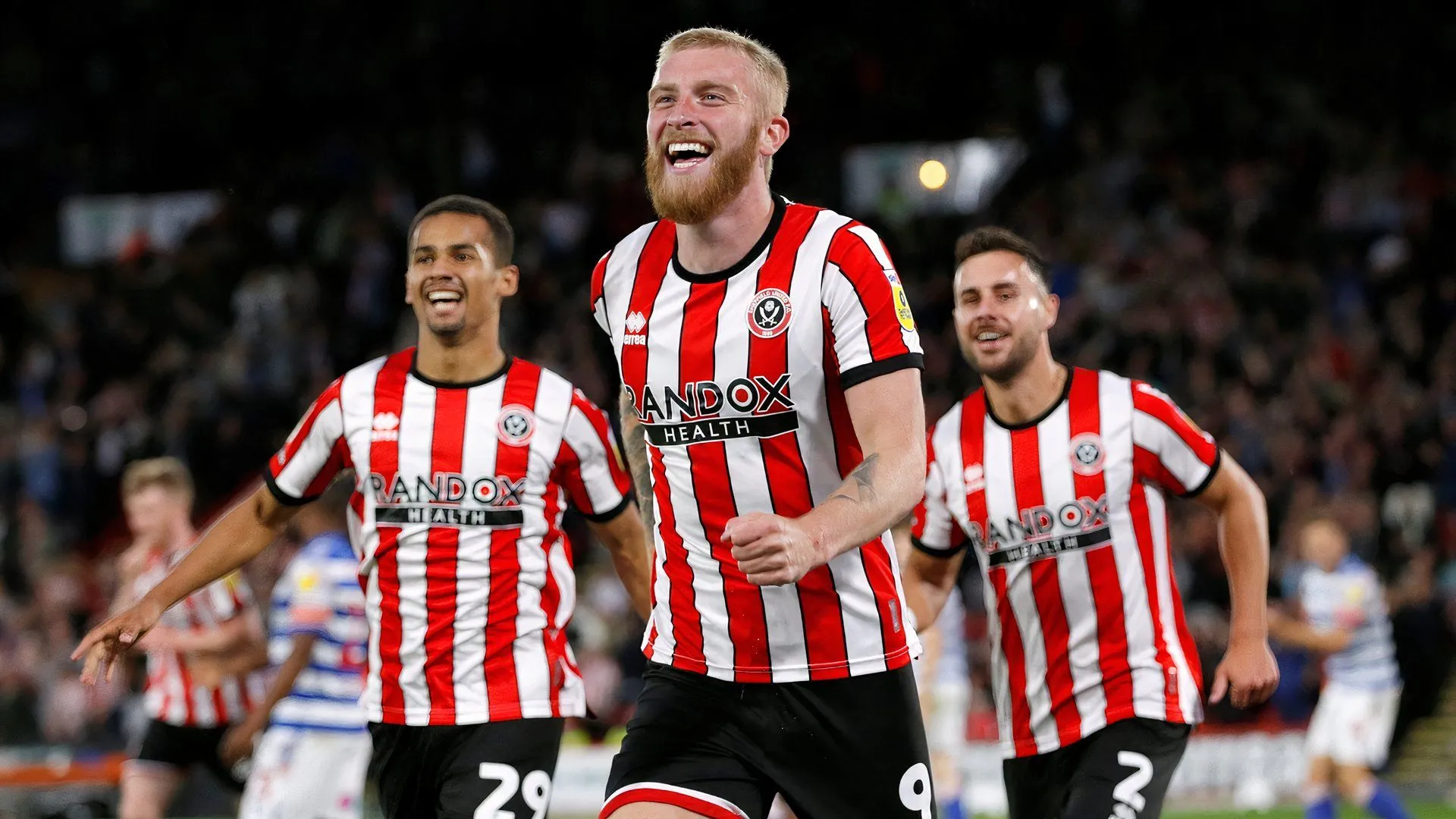 Oli McBurnie ăn mừng bàn thắng cho Sheffield United tại Championship