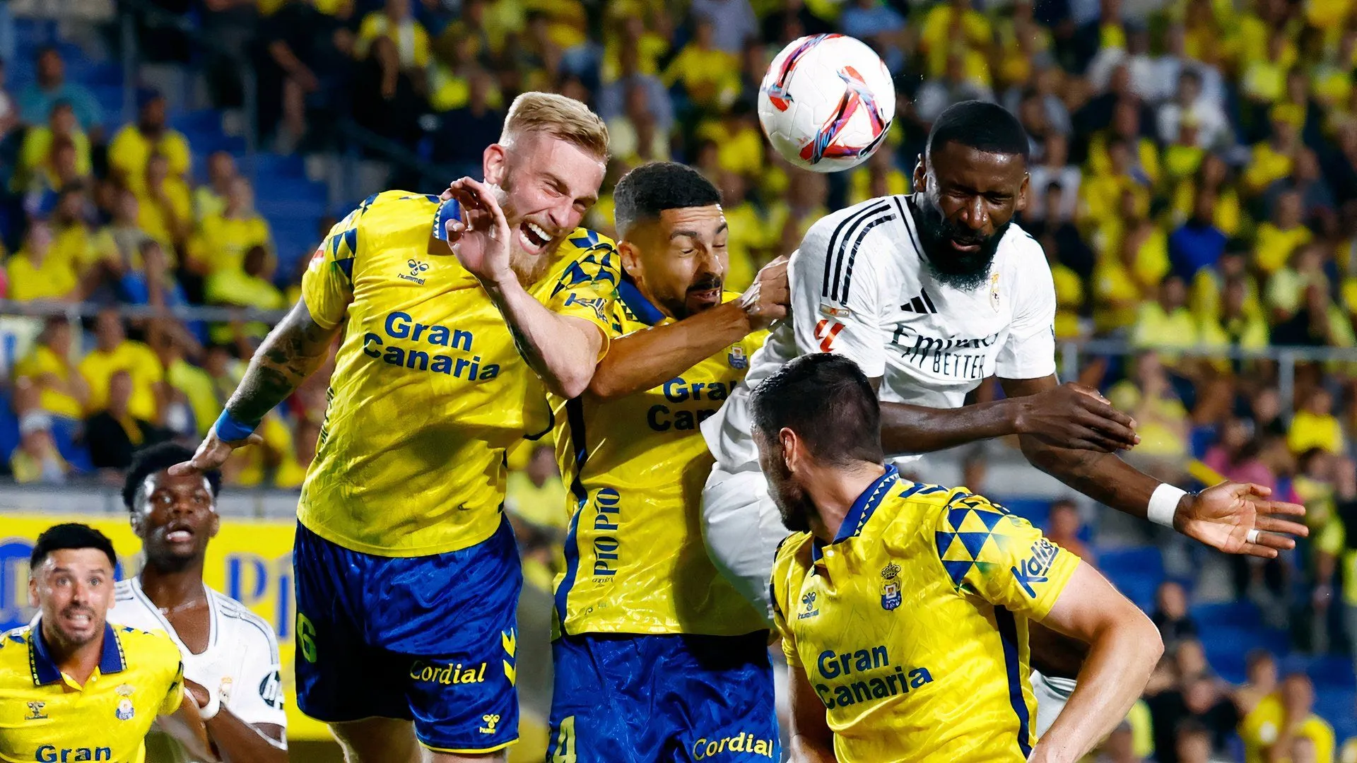 Oli McBurnie thi đấu cho Las Palmas trong trận gặp Real Madrid