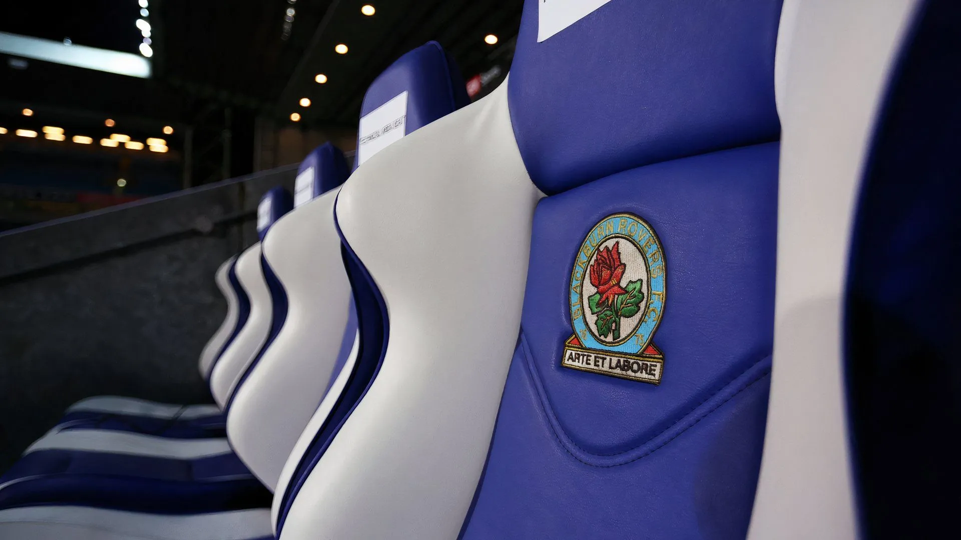 Dàn ghế huấn luyện viên tại sân vận động Ewood Park, sân nhà của Blackburn Rovers ở giải Championship.