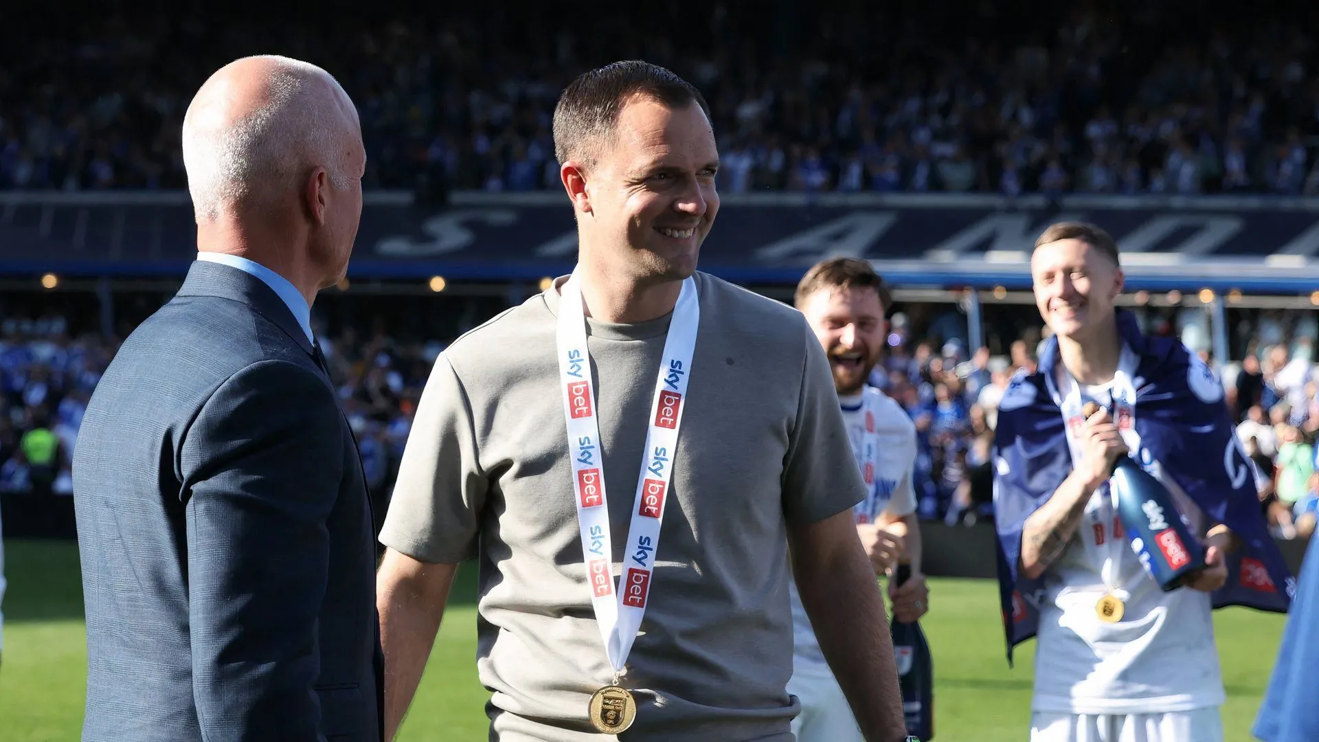 HLV Chris Davies và Chủ tịch Tom Wagner mừng chức vô địch League One của Birmingham City