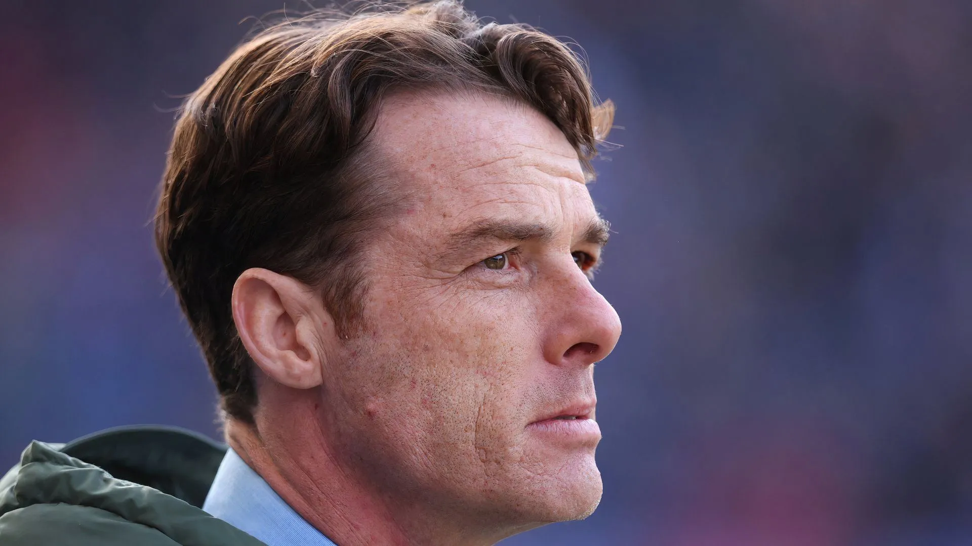 HLV Scott Parker chỉ đạo các cầu thủ Burnley trên sân