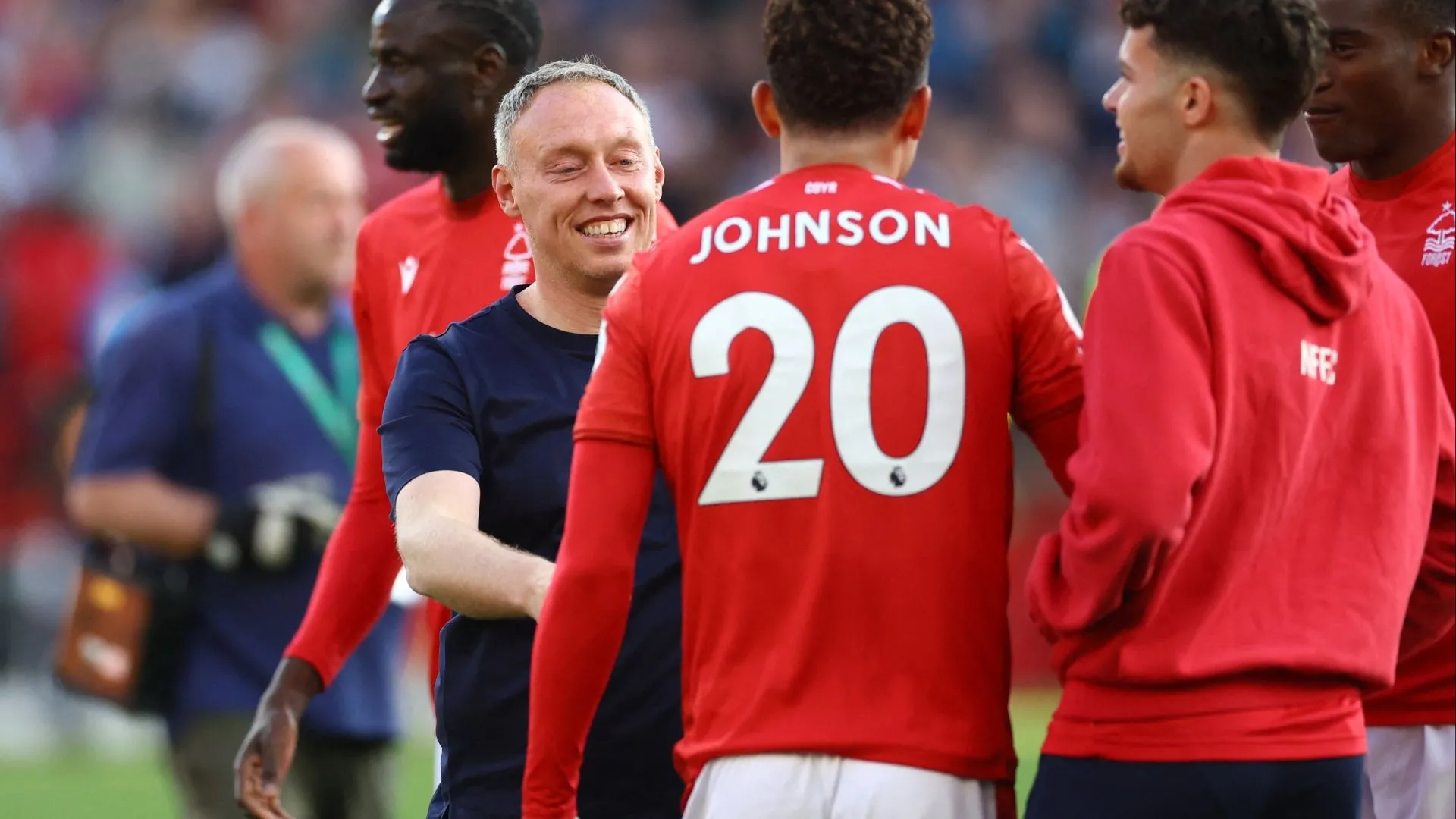 Huấn luyện viên Steve Cooper và tiền đạo Brennan Johnson trong màu áo Nottingham Forest