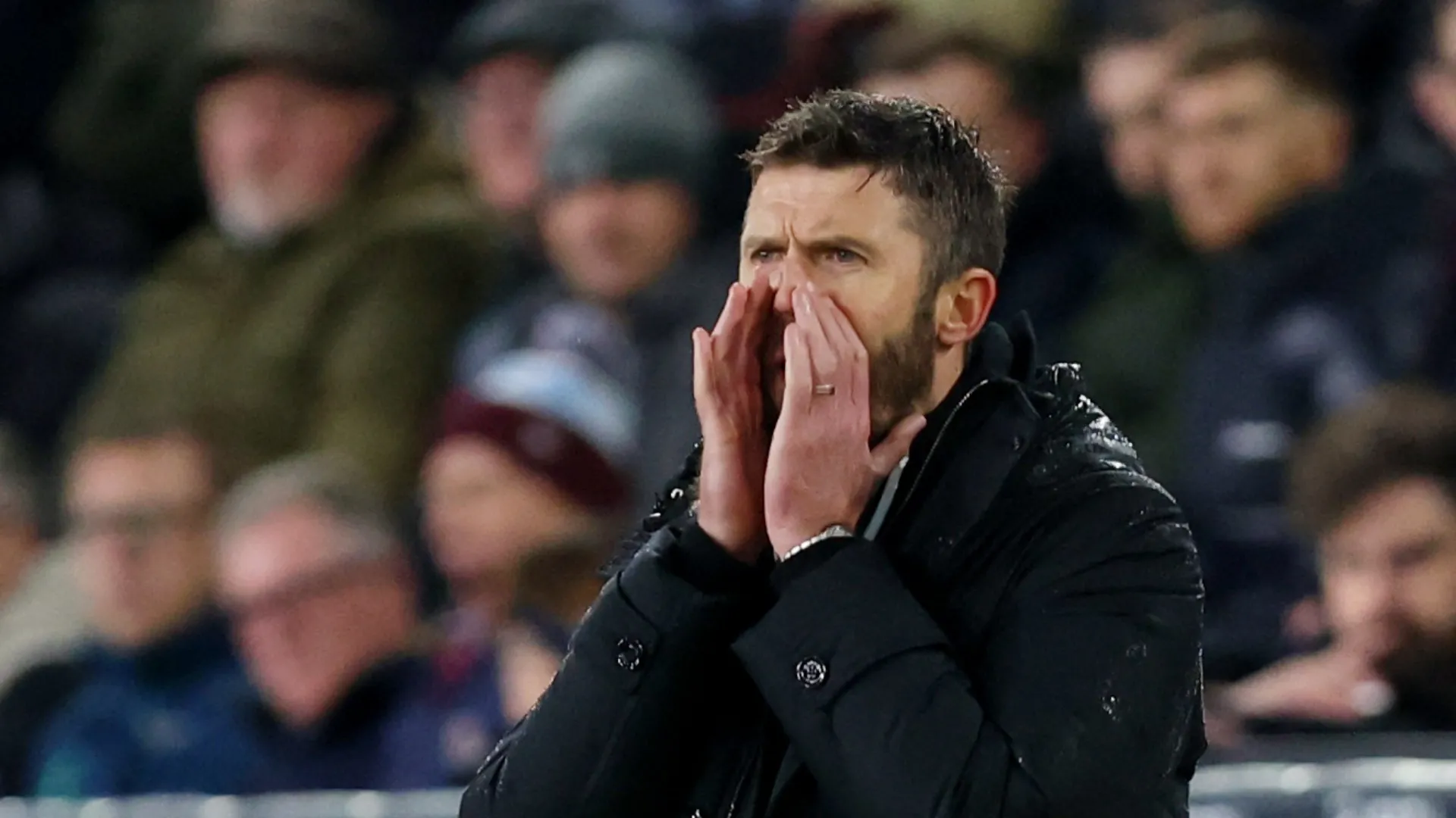 Huấn luyện viên trưởng Middlesbrough Michael Carrick phát biểu bên ngoài