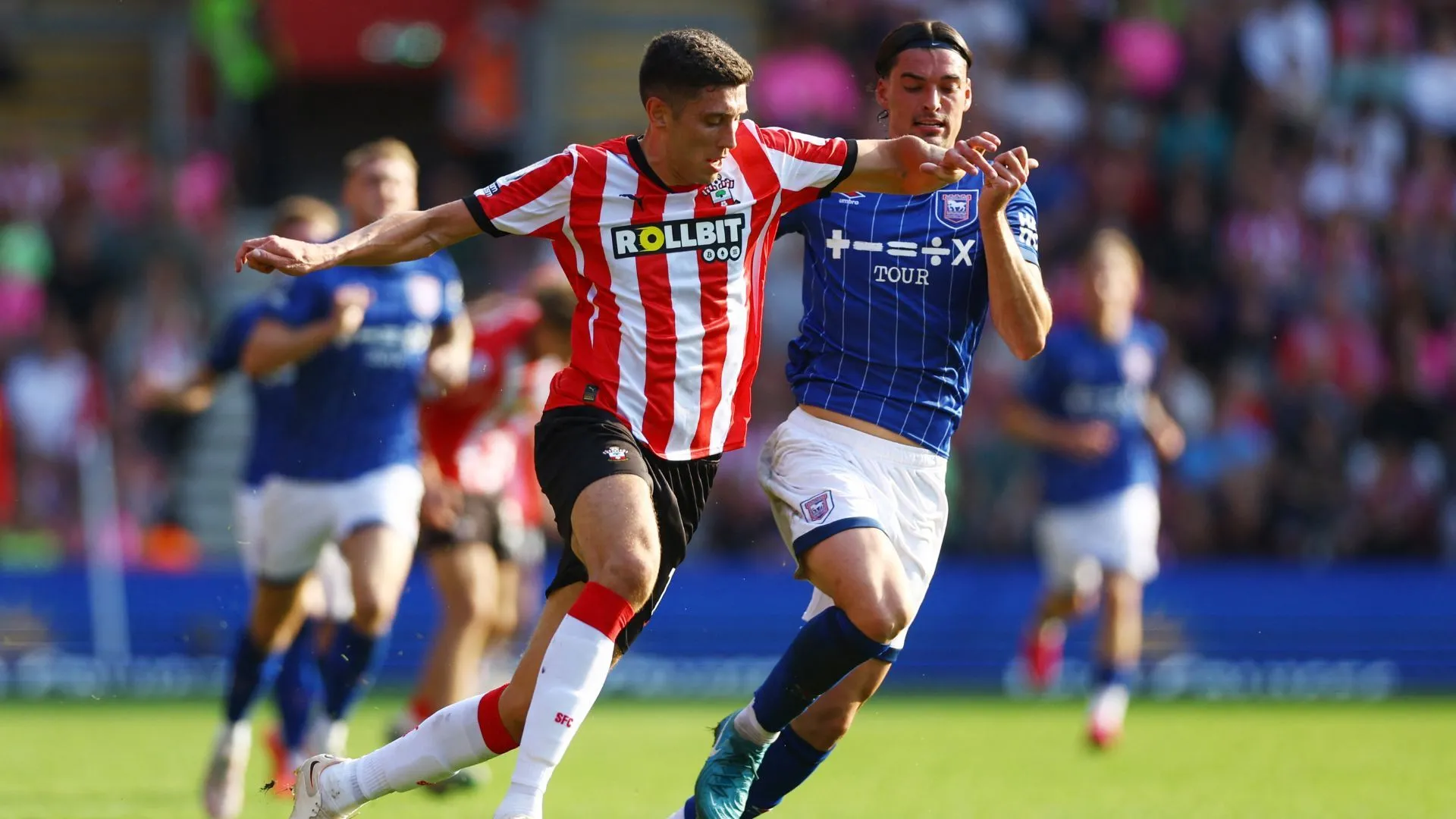 Ross Stewart ăn mừng bàn thắng đầu tiên cho Southampton vào lưới Arsenal
