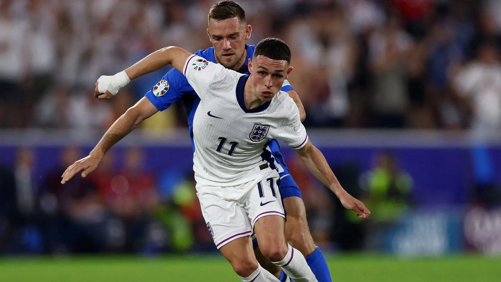 Tiền vệ Phil Foden (phải) trong màu áo đội tuyển U17 Anh vô địch World Cup 2017 dưới sự dẫn dắt của Steve Cooper