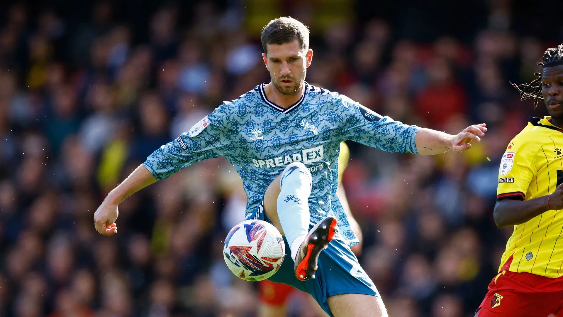 Trung vệ Chris Mepham trong màu áo Sunderland thi đấu tại Championship
