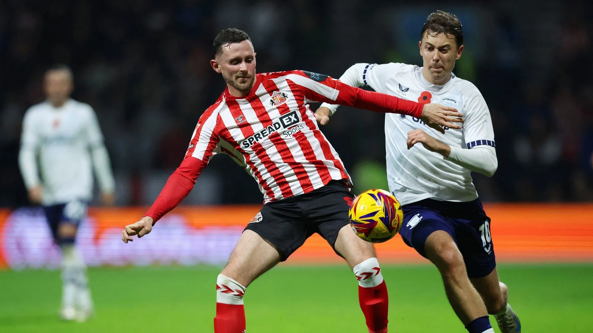 Alan Browne (phải) cùng đồng đội Sunderland trên sân cỏ