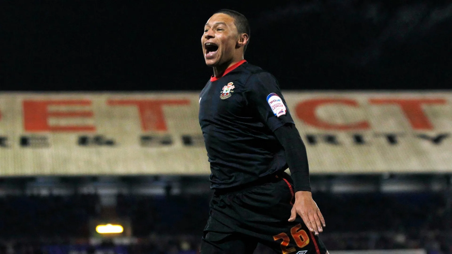 Alex Oxlade-Chamberlain ghi bàn cho Southampton trong trận đấu với Oldham Athletic tại League One, khởi đầu sự nghiệp ấn tượng của anh.