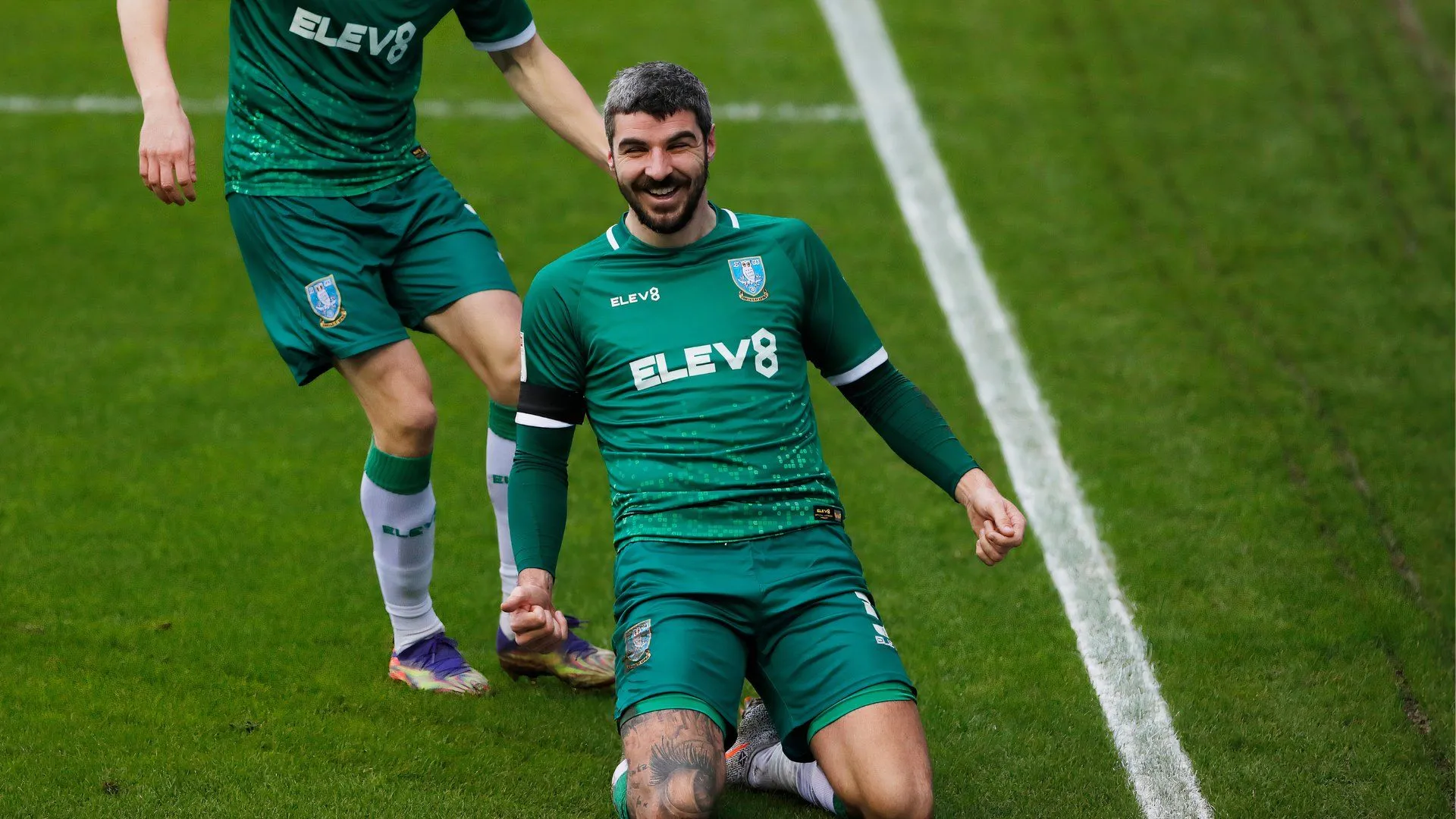 Callum Paterson thi đấu cho Sheffield Wednesday với áo sọc dọc