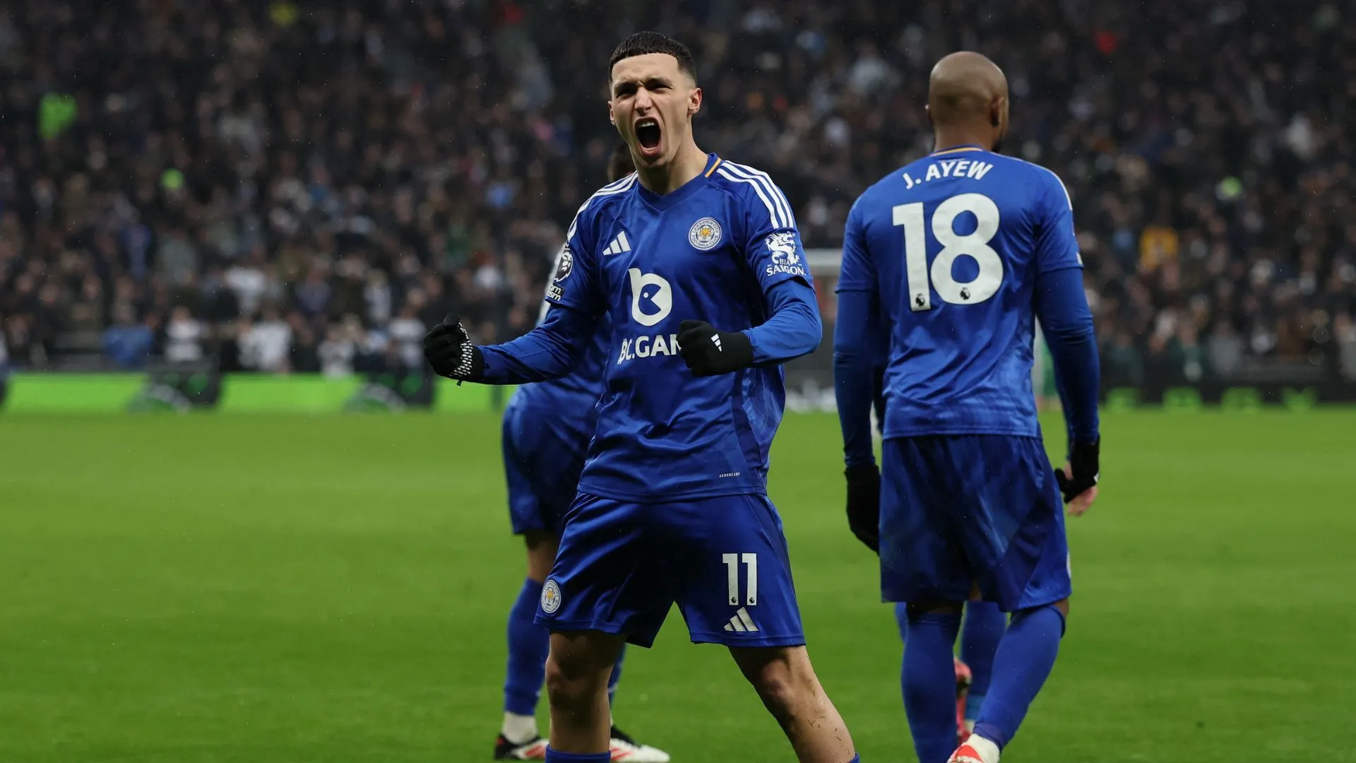 Cầu thủ Leicester City trên sân cỏ Ngoại hạng Anh, thể hiện bối cảnh các mục tiêu chuyển nhượng mùa hè.