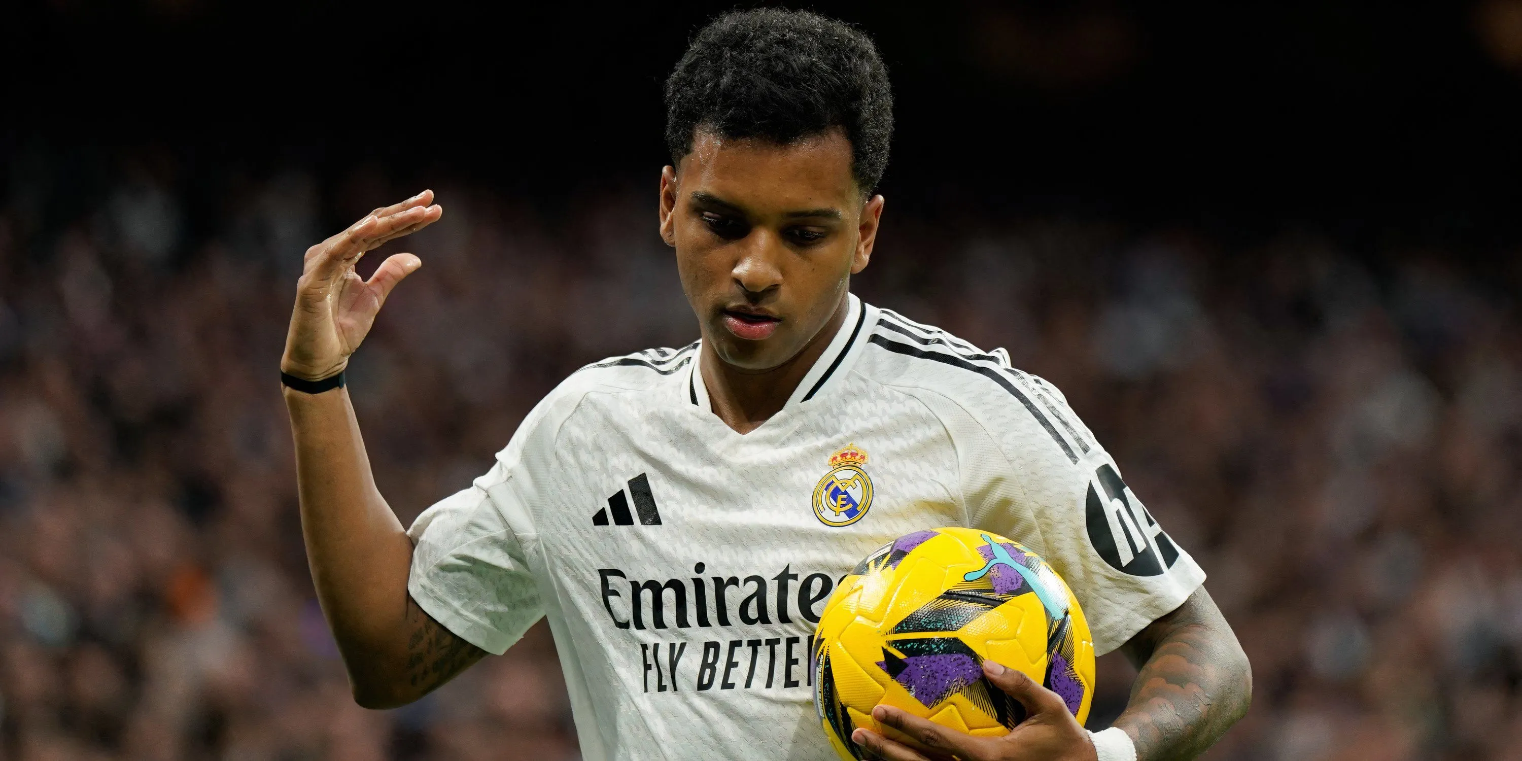Cầu thủ Rodrygo của Real Madrid chuẩn bị thực hiện quả đá phạt