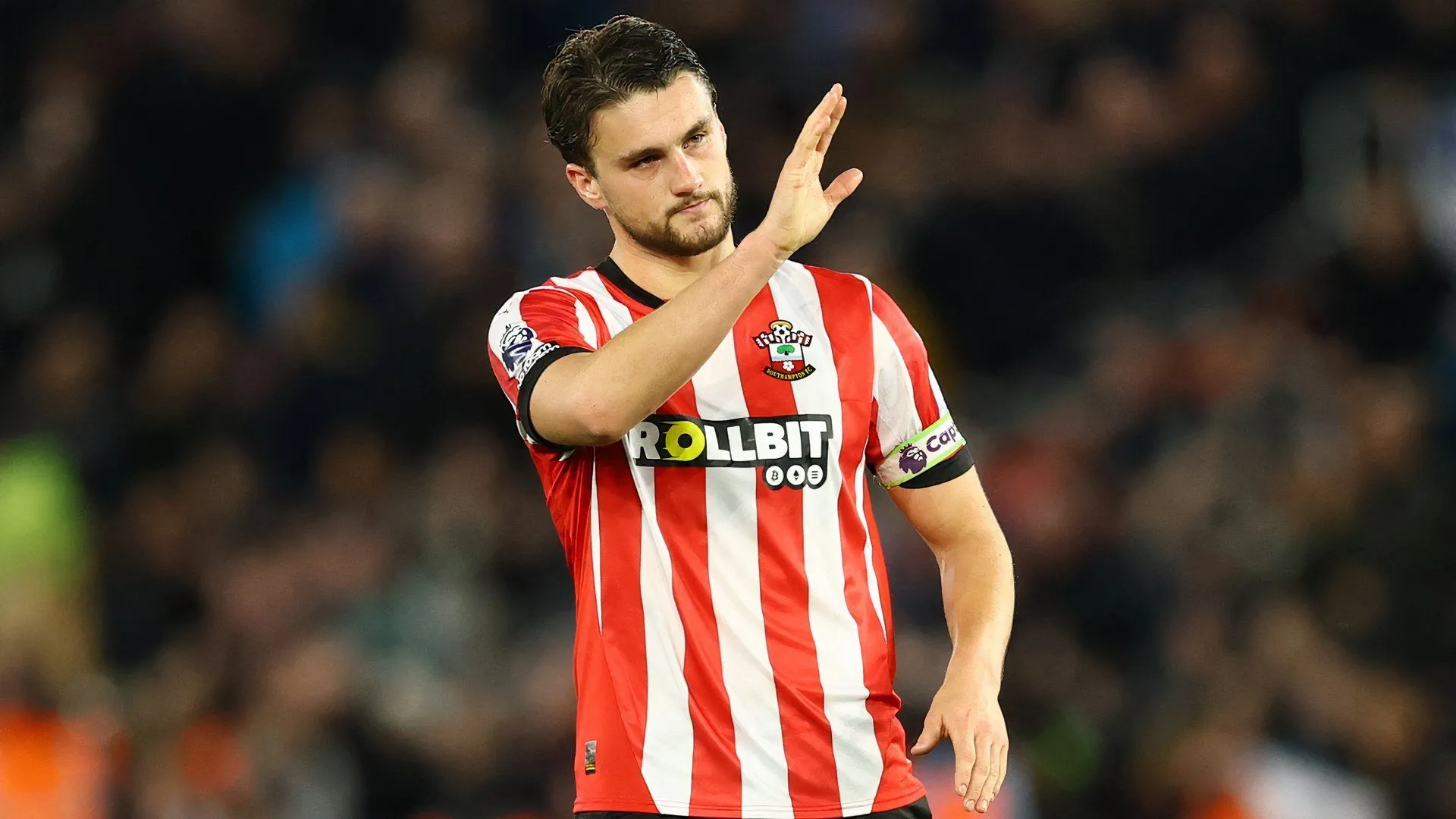 Cầu thủ Taylor Harwood-Bellis trong màu áo Southampton
