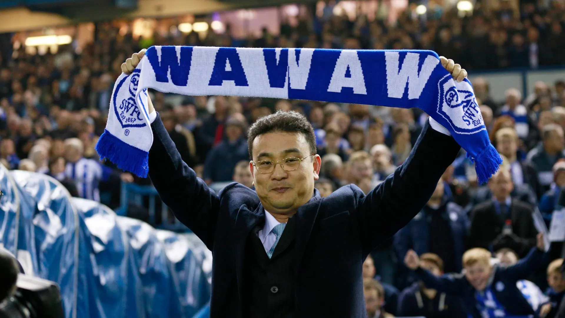 Chủ tịch Dejphon Chansiri của Sheffield Wednesday trên khán đài