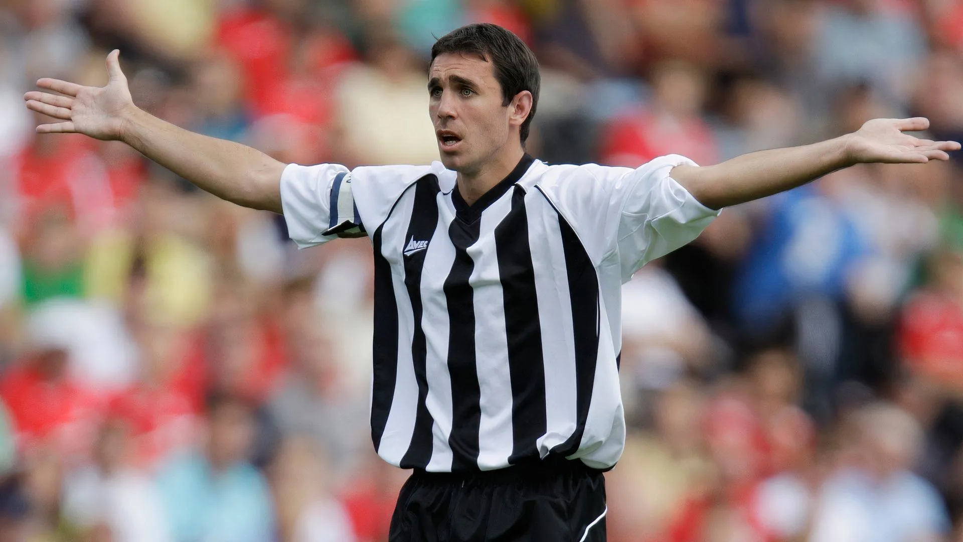 Đội trưởng John Thompson trong màu áo Notts County