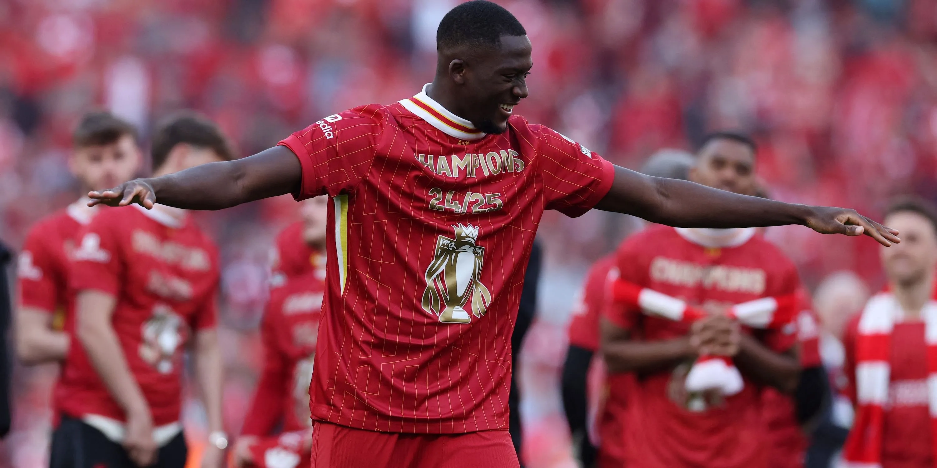 Hậu vệ Ibrahima Konate ăn mừng chức vô địch Premier League cùng Liverpool.