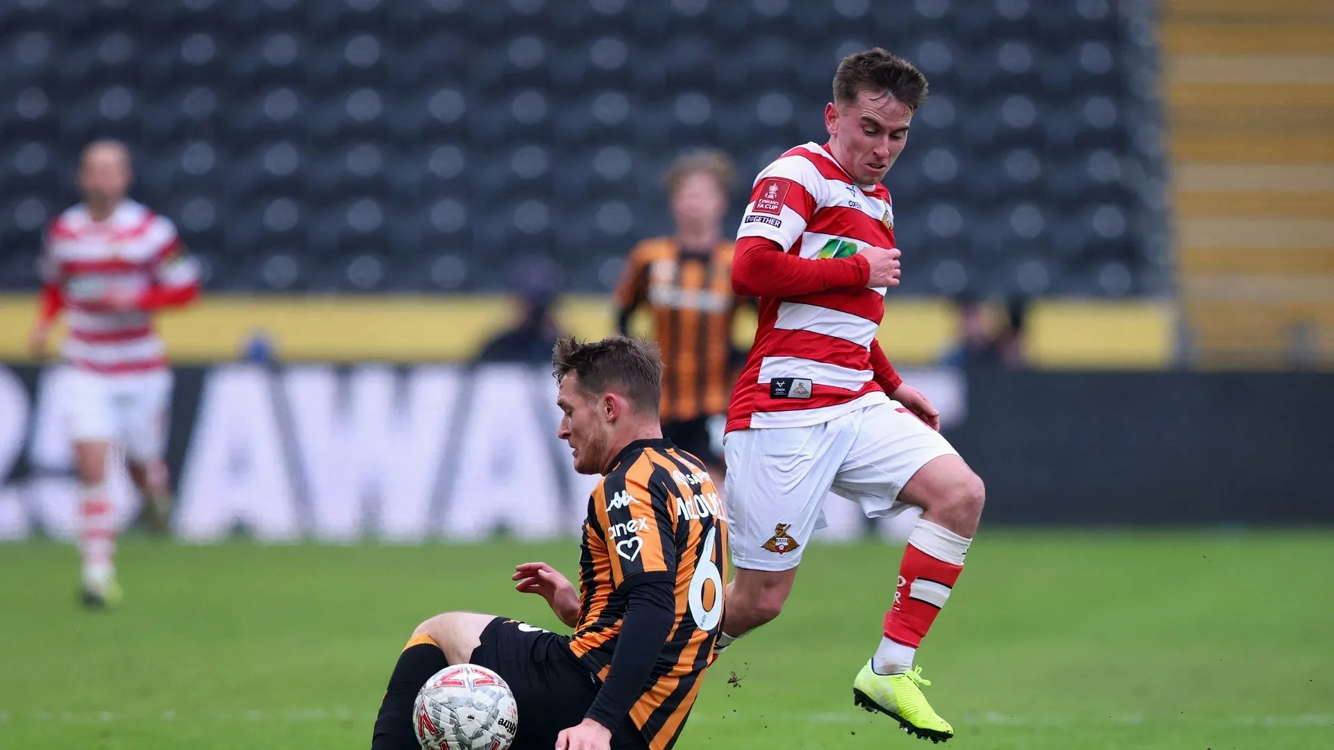 Hậu vệ Sean McLoughlin của Hull City trong trận đấu với Doncaster Rovers, hình ảnh đại diện cho phong độ ổn định của anh.
