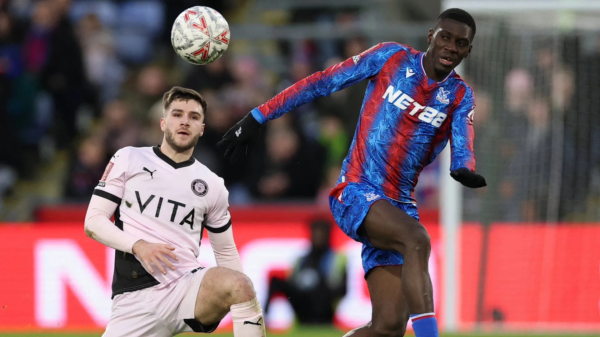 Hậu vệ trẻ Ethan Pye trong màu áo Stockport County, mục tiêu chuyển nhượng tiềm năng của các CLB lớn hơn ở Anh.