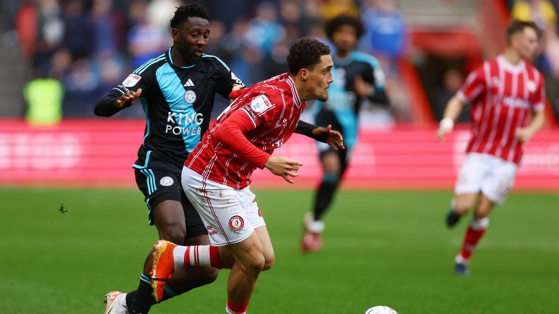 Haydon Roberts trong màu áo Bristol City thi đấu tại Championship