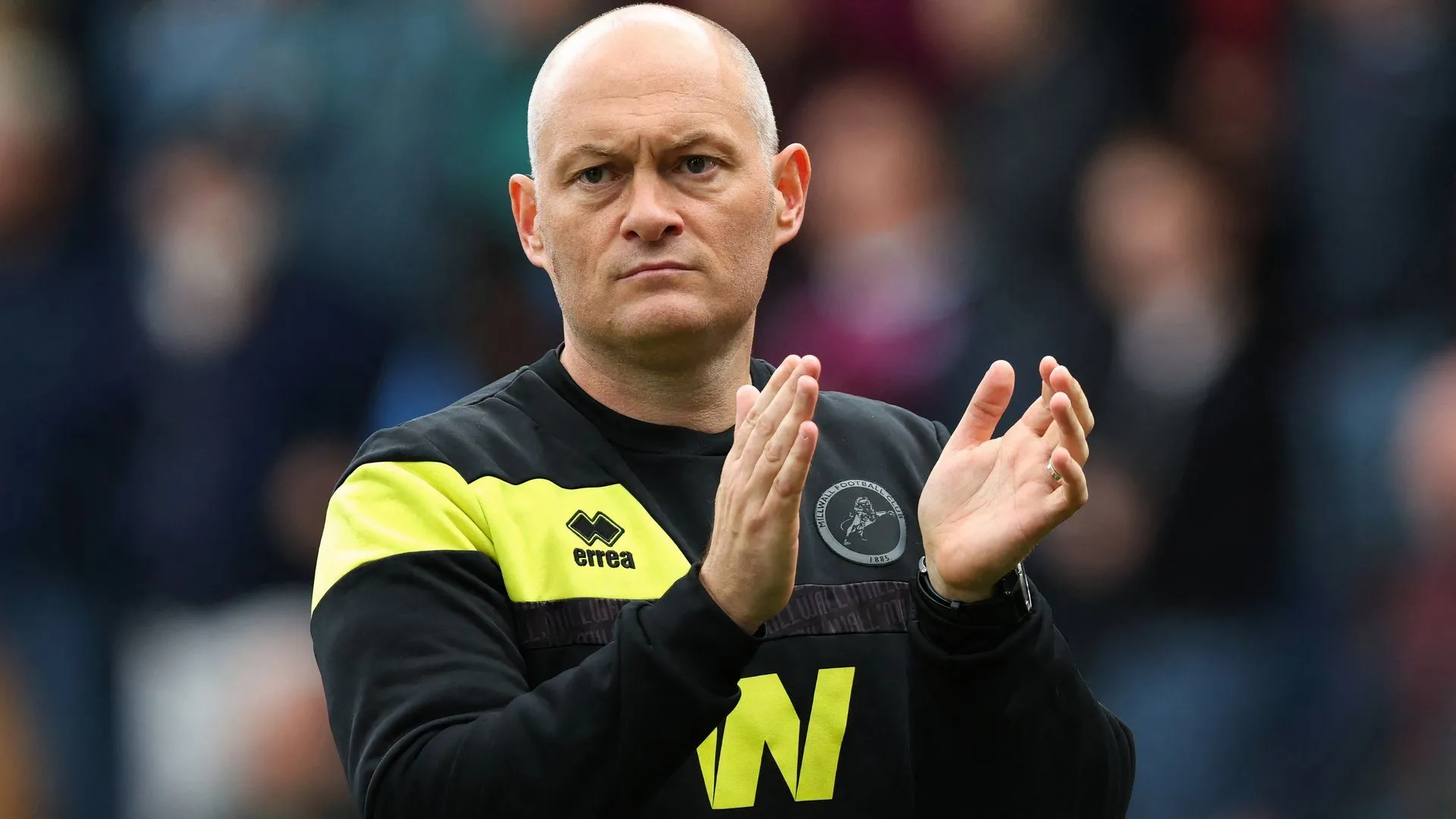 HLV Alex Neil trong buổi tập của câu lạc bộ Millwall