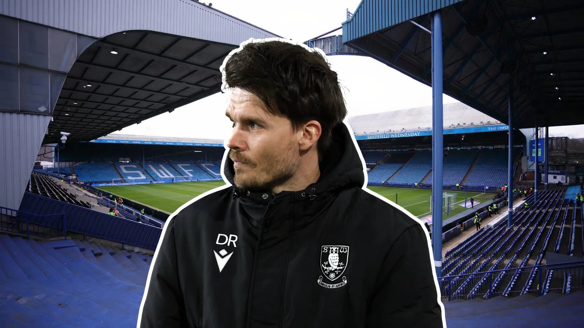 HLV Danny Rohl của Sheffield Wednesday đang theo dõi diễn biến trên sân