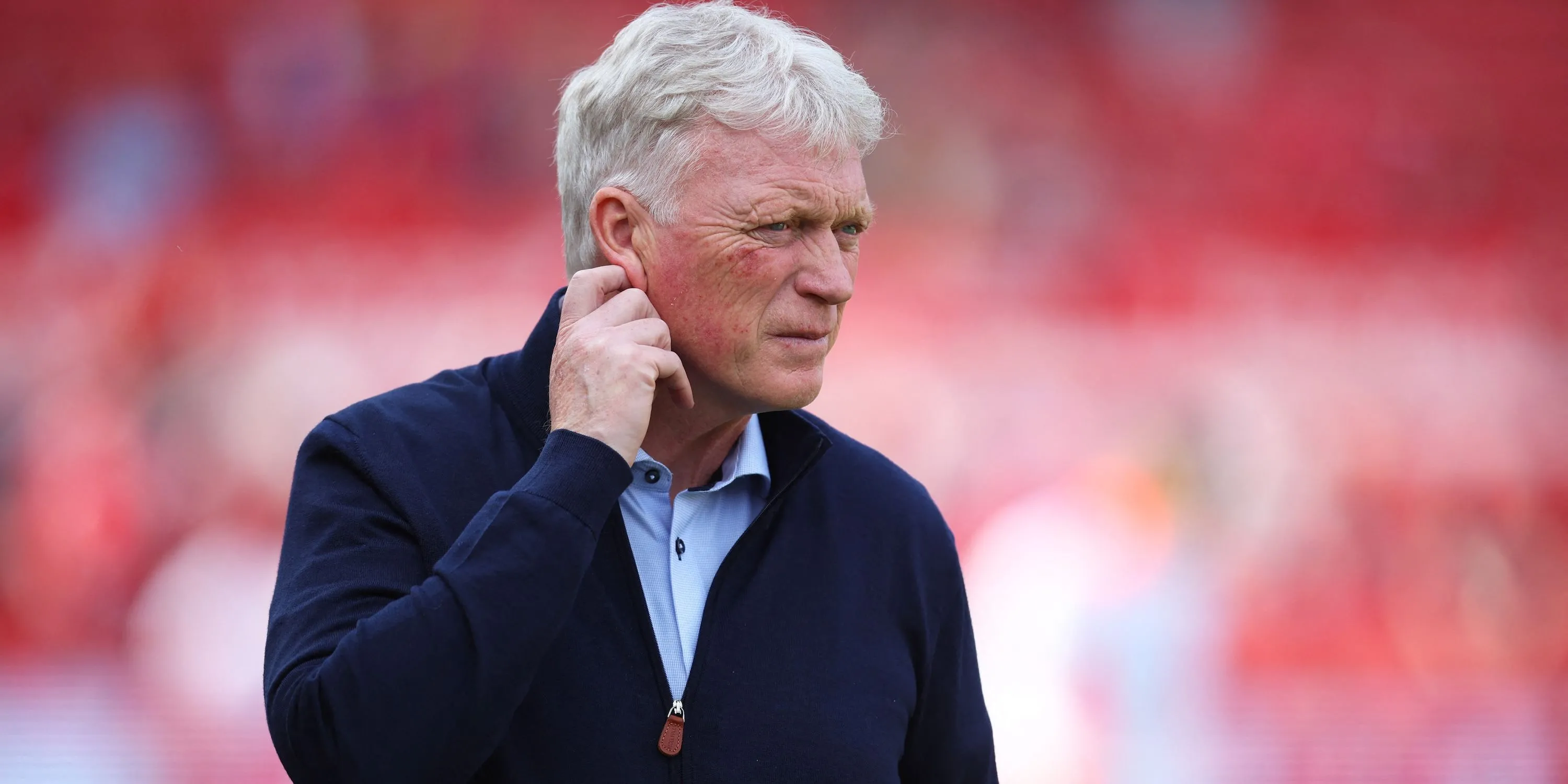 HLV David Moyes chỉ đạo trận đấu của Everton