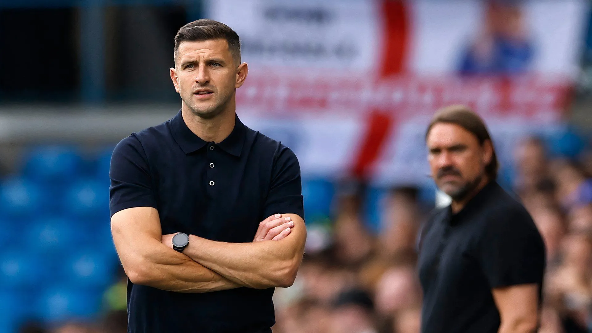 HLV John Mousinho chỉ đạo cầu thủ Portsmouth
