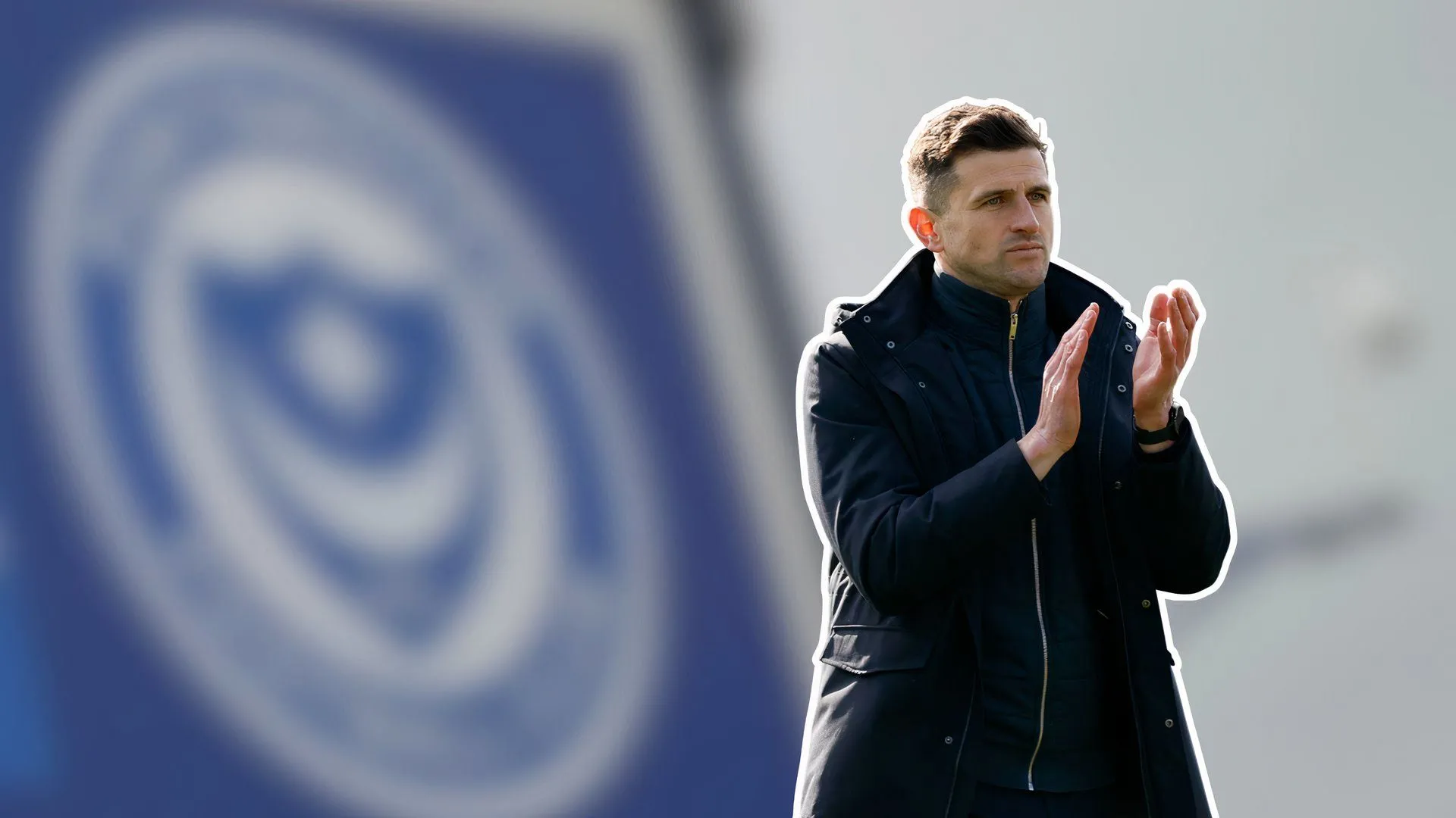 HLV John Mousinho trên sân vận động Fratton Park của Portsmouth