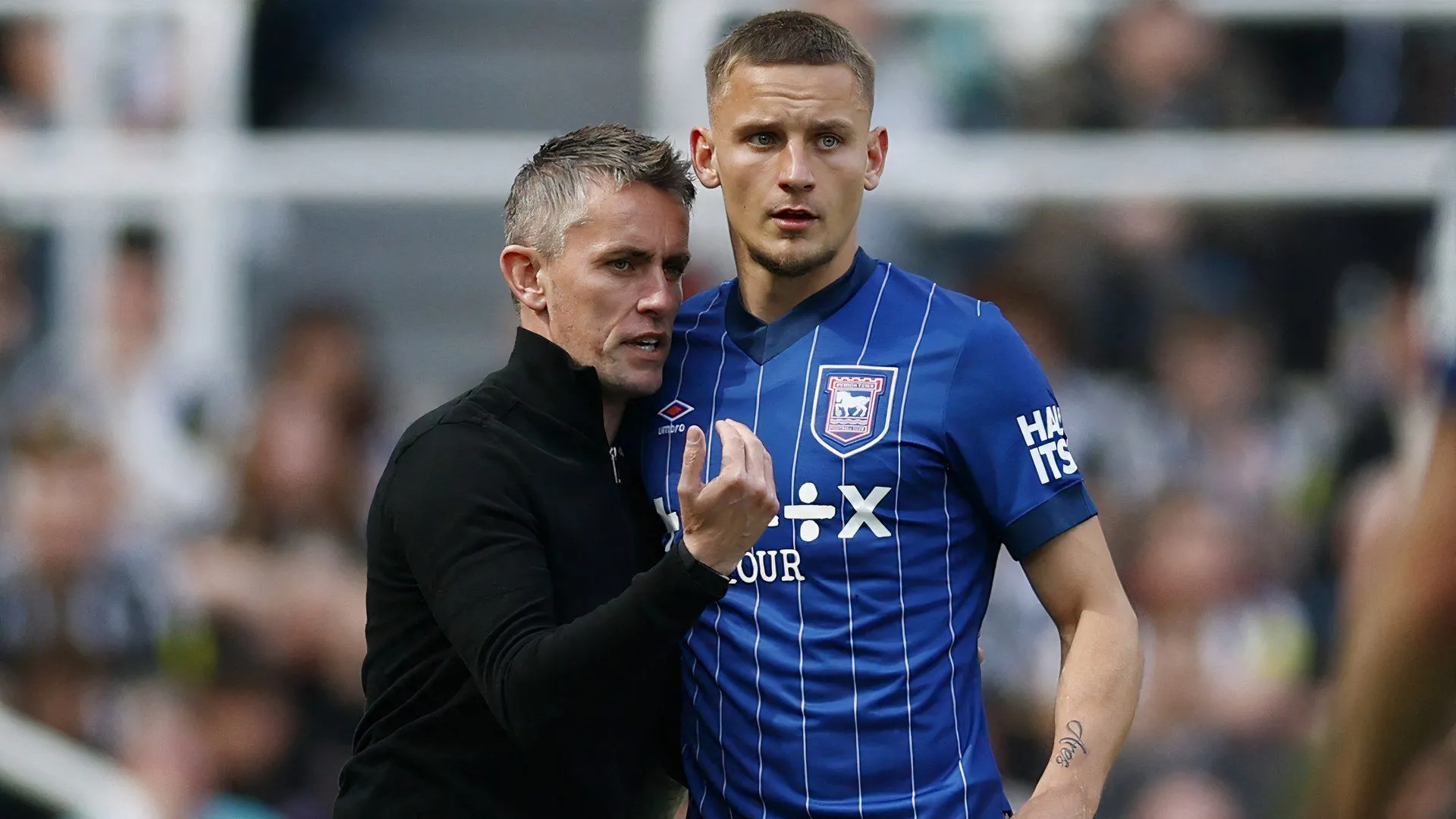 HLV Kieran McKenna và cầu thủ Luke Woolfenden của Ipswich Town thảo luận chiến thuật