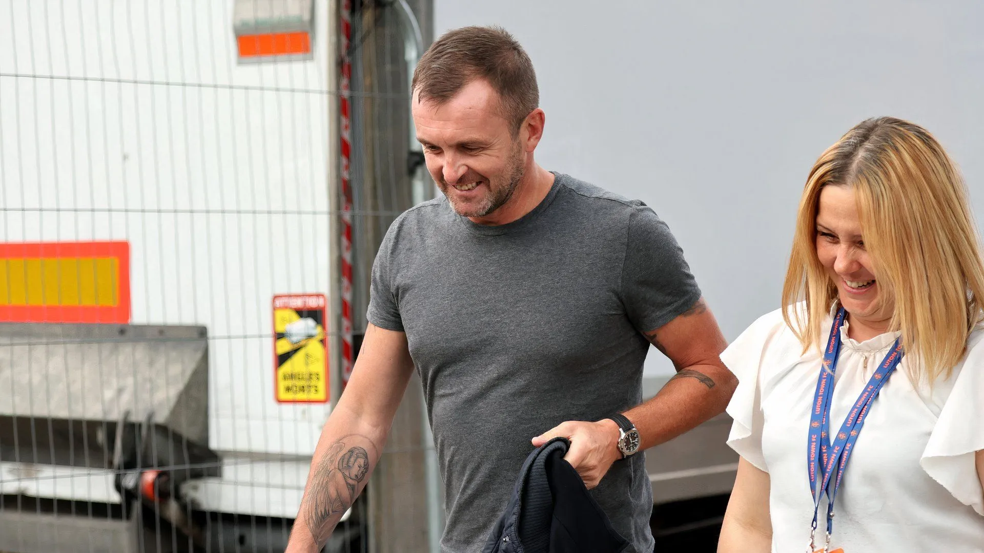 HLV Nathan Jones của Charlton Athletic đang tìm cách củng cố hàng thủ.