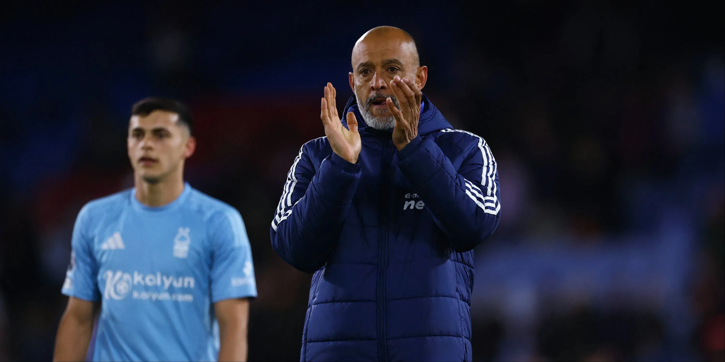 HLV Nuno Espirito Santo của Nottingham Forest chỉ đạo các cầu thủ trên sân