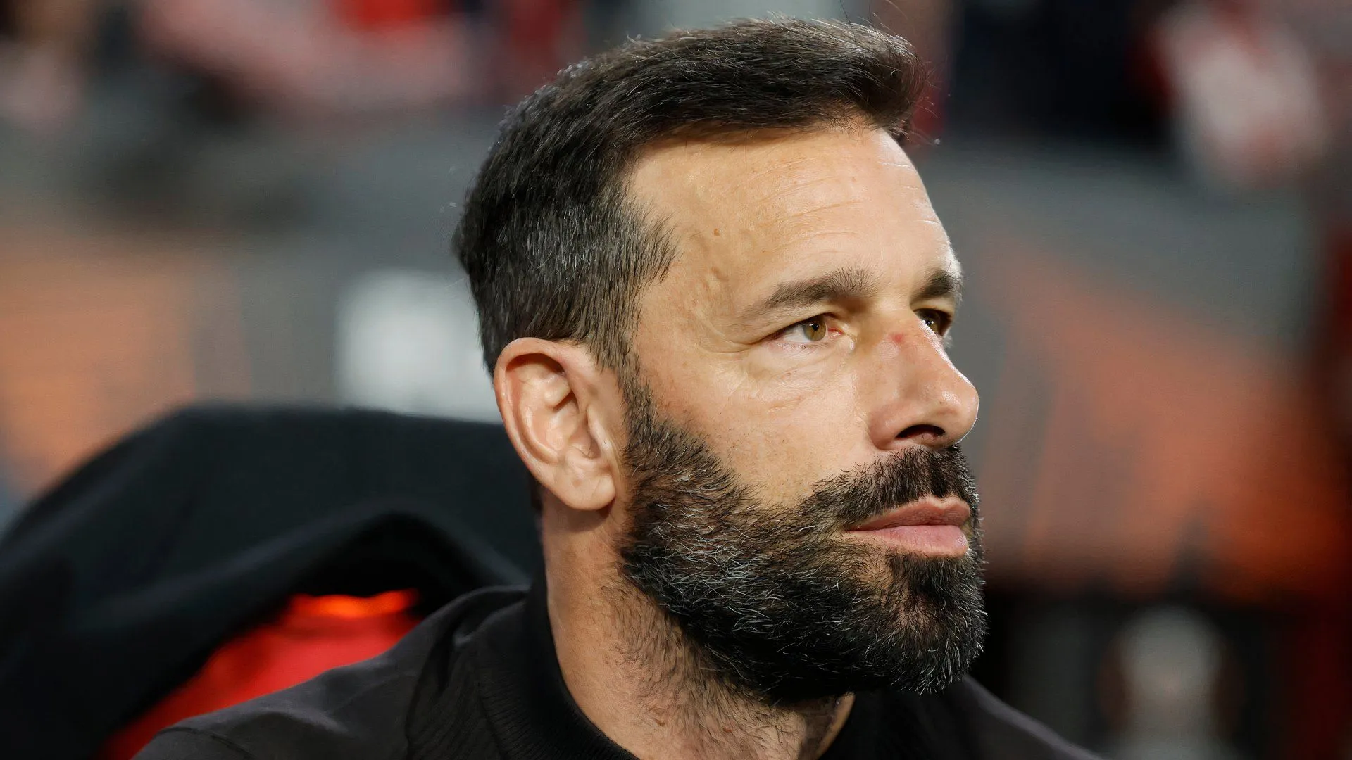 HLV Ruud van Nistelrooy vừa rời Leicester City