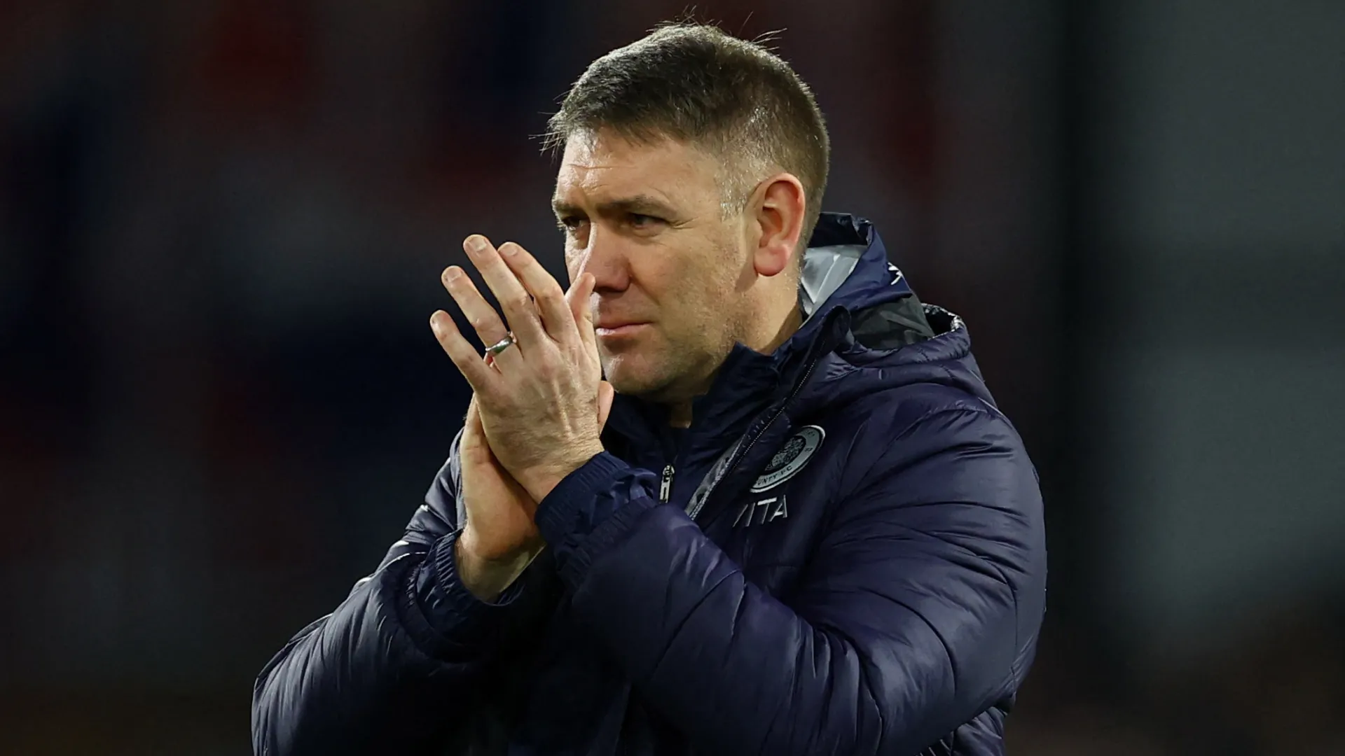Huấn luyện viên Dave Challinor của Stockport County trên băng ghế chỉ đạo