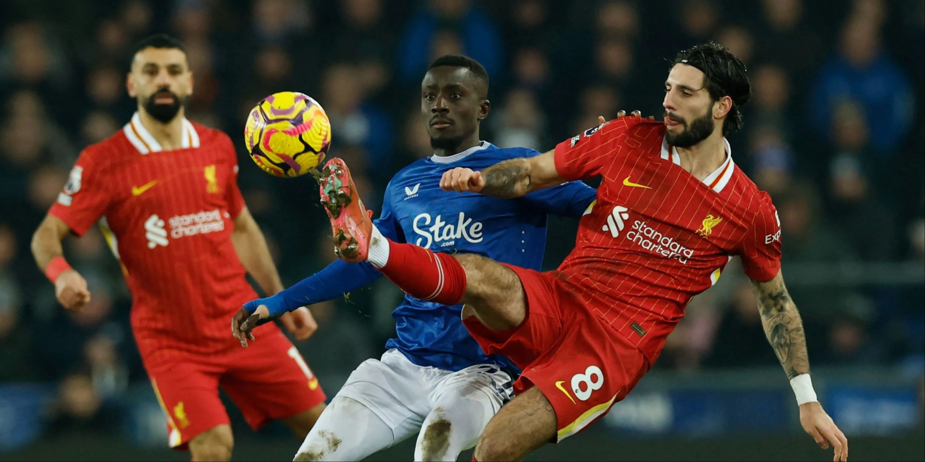 Idrissa Gana Gueye của Everton trong trận derby vùng Merseyside với Liverpool
