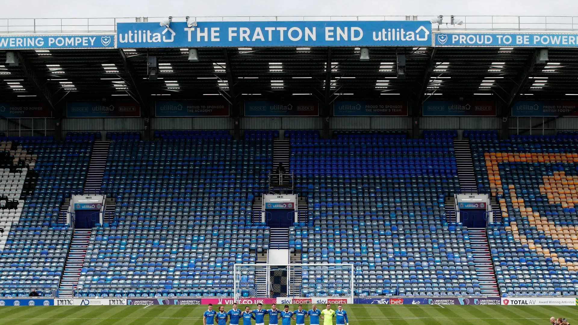 Khu khán đài Fratton End tại Fratton Park, sân nhà của Portsmouth, dù có không khí cuồng nhiệt nhưng cơ sở vật chất đã cũ kỹ và gặp vấn đề kết cấu.