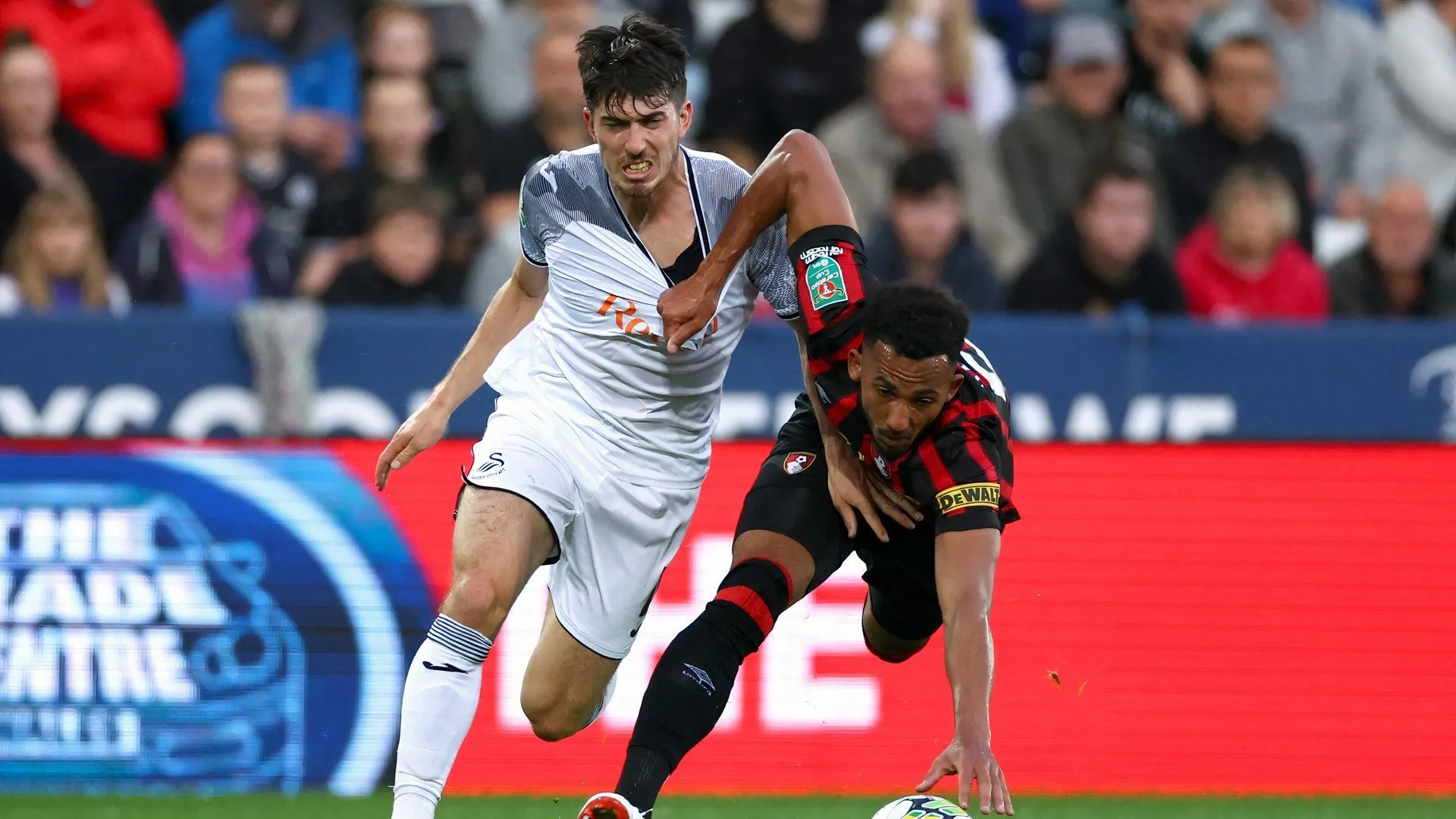 Khung cảnh trận đấu tại giải hạng Nhất Anh Championship, nơi Josh Key đang thi đấu cho Swansea City