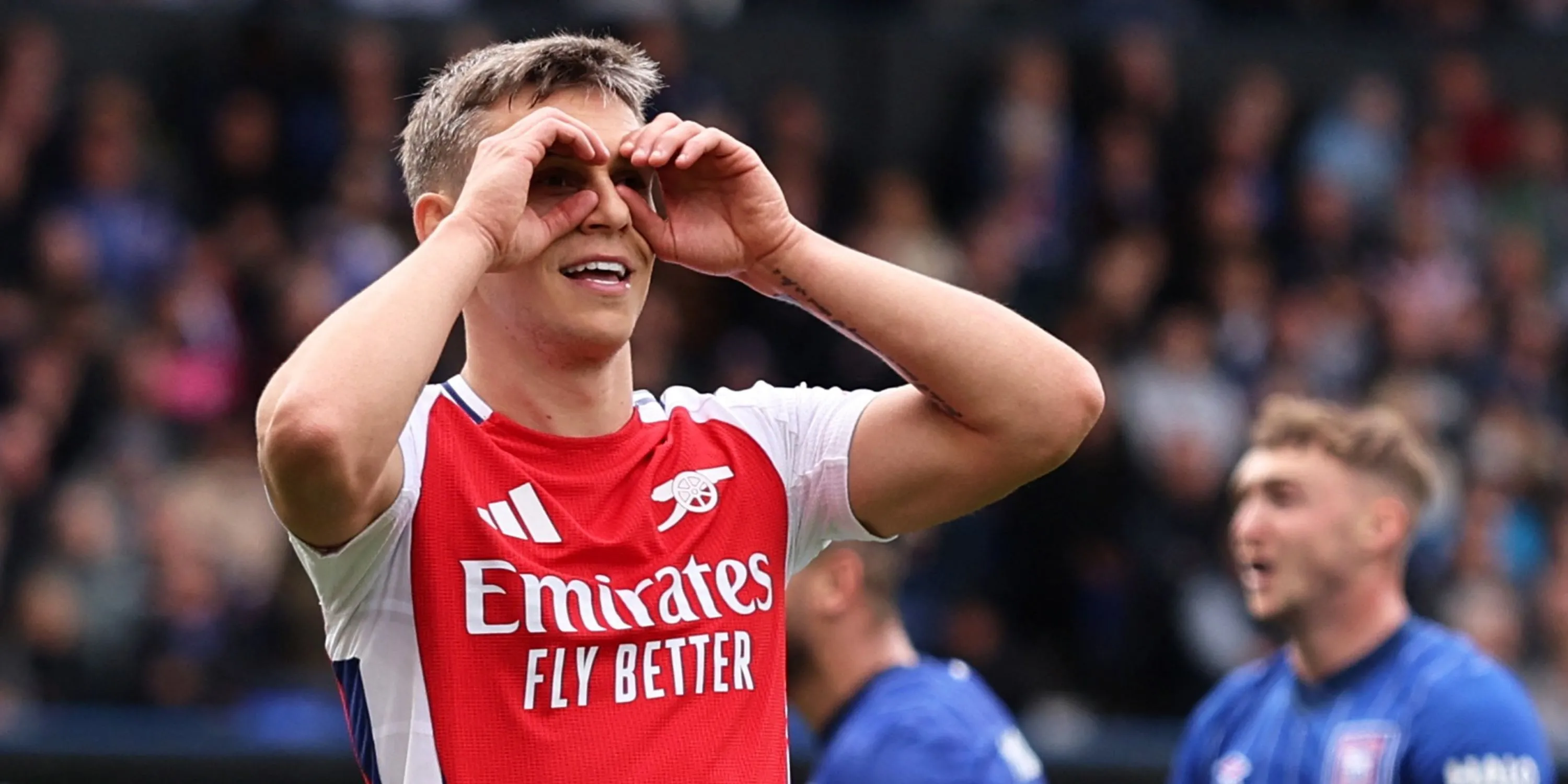 Leandro Trossard trong màu áo Arsenal thi đấu trên sân cỏ