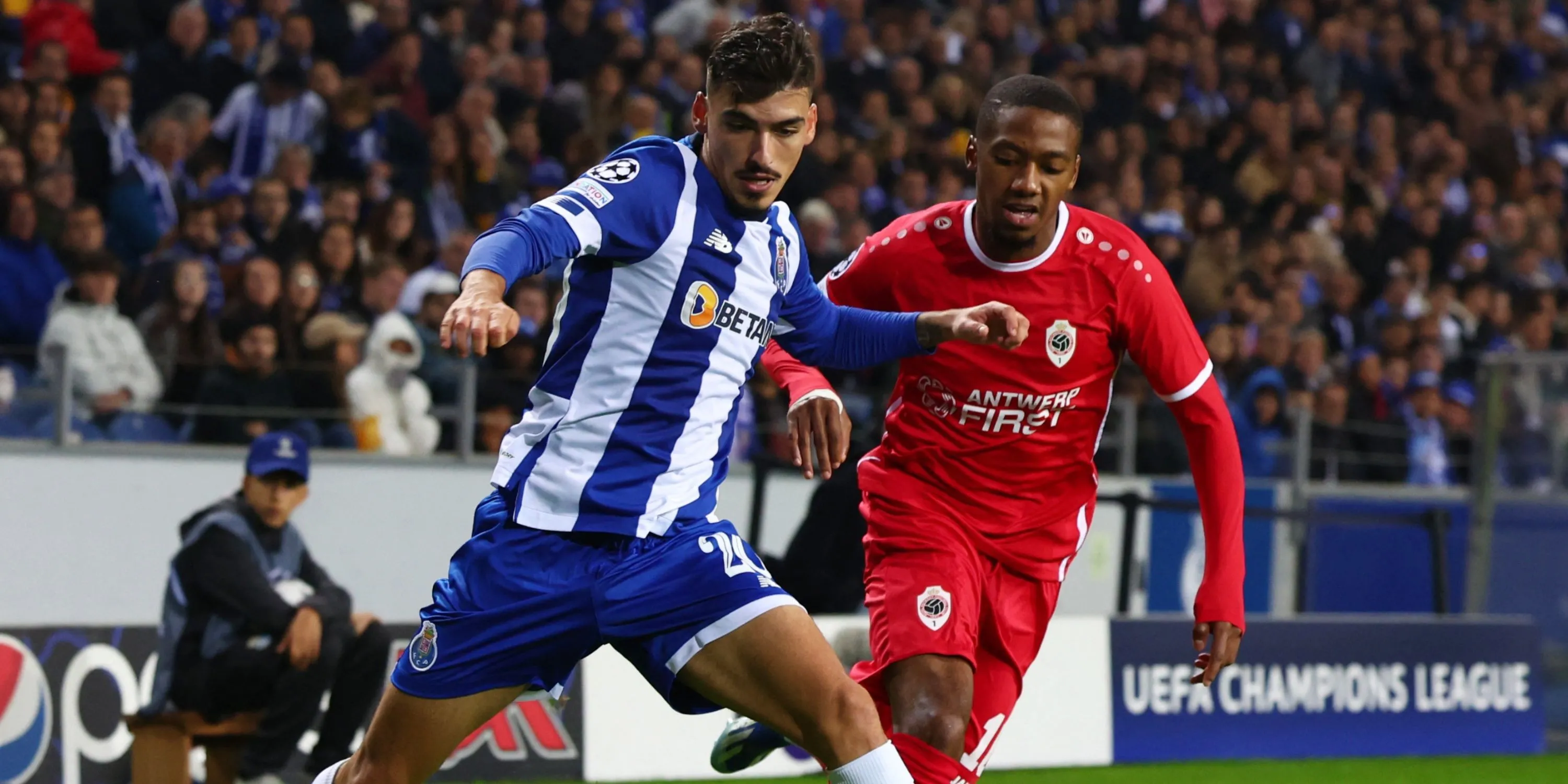Michel-Ange Balikwisha thi đấu cho Royal Antwerp, thể hiện tiềm năng lớn