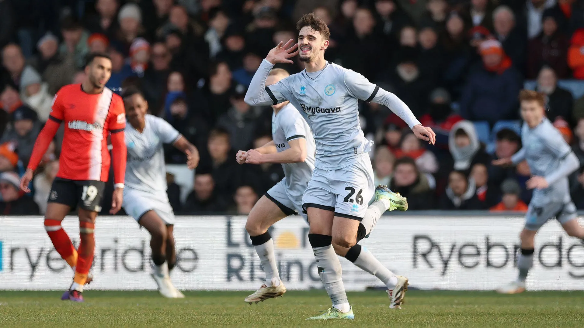 Mihailo Ivanovic ghi bàn cho Millwall trong trận đấu với Luton Town tại Championship