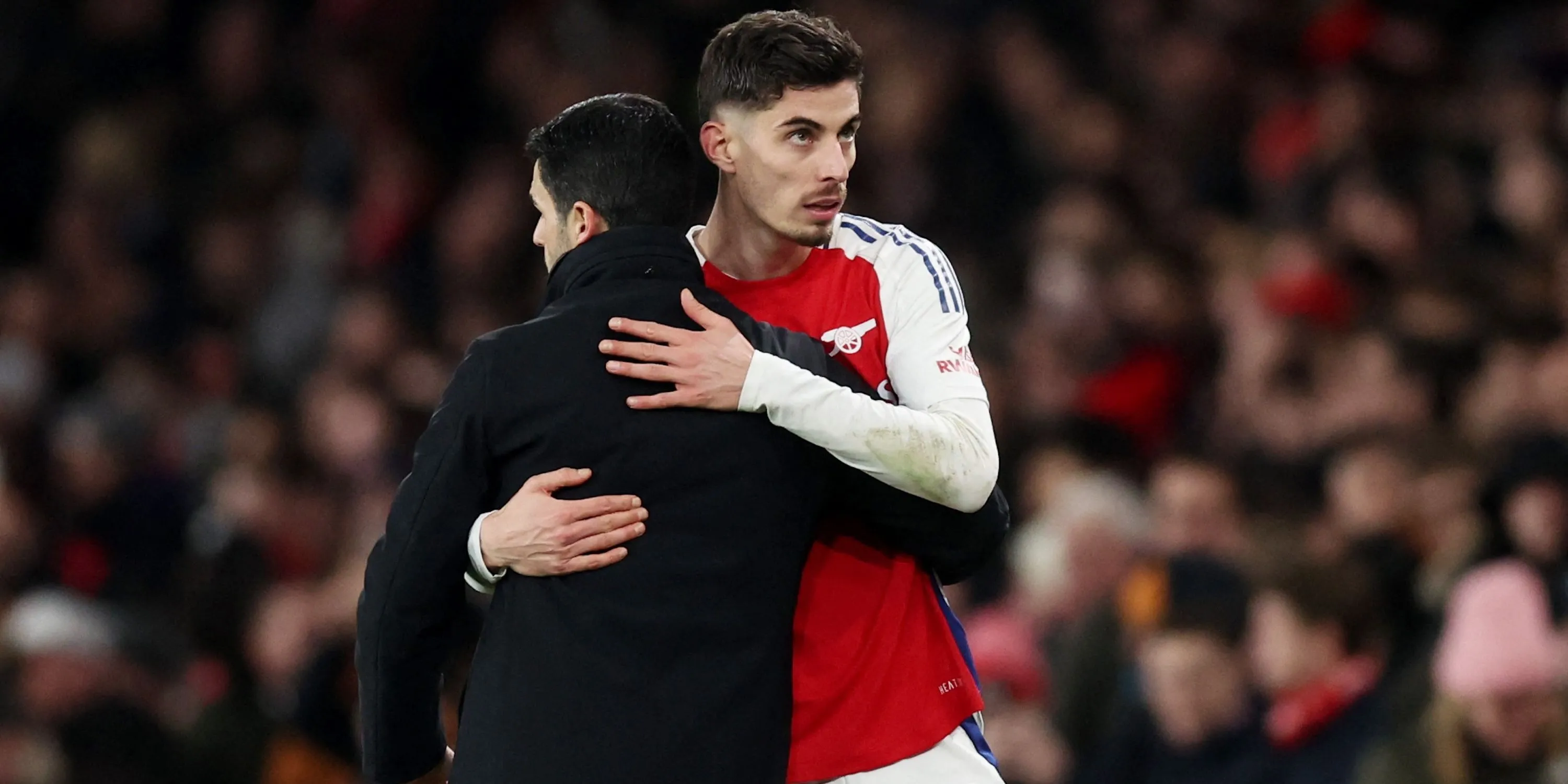 Mikel Arteta và Kai Havertz trên sân cỏ Arsenal sau khi cầu thủ được thay ra
