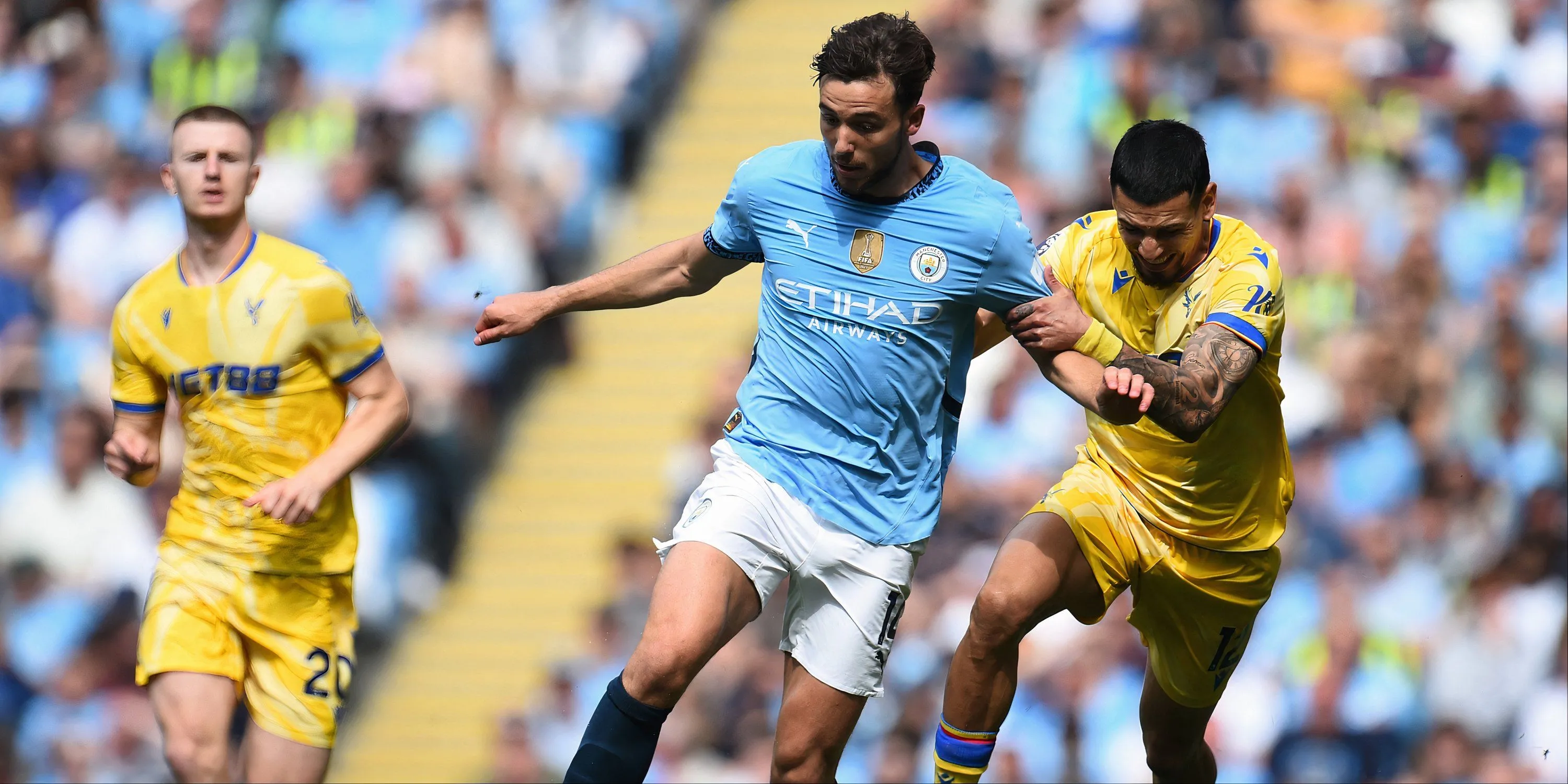 Nico Gonzalez trong một trận đấu cho Man City ở Premier League