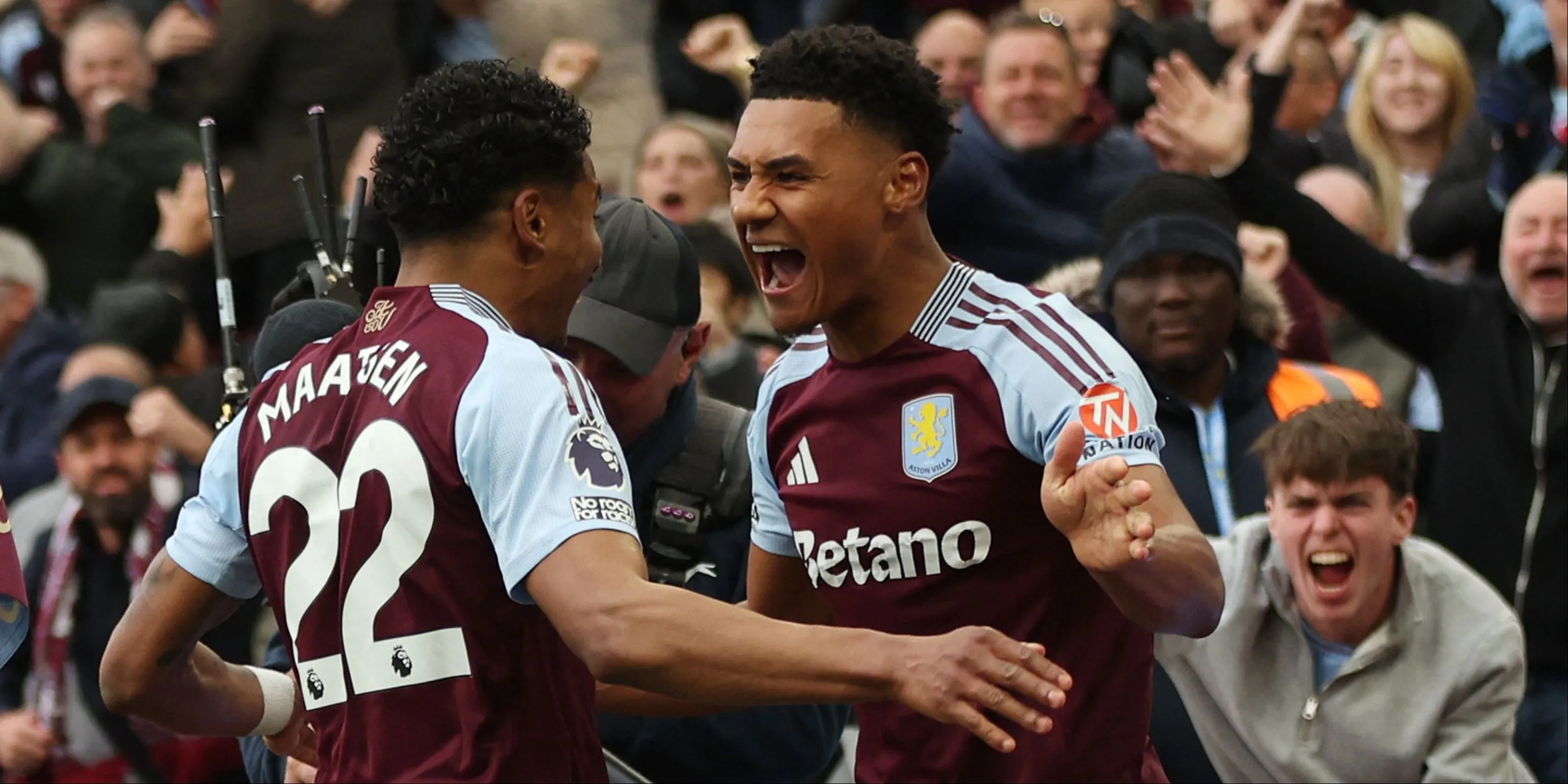 Ollie Watkins trong một pha tranh chấp bóng tại Ngoại hạng Anh