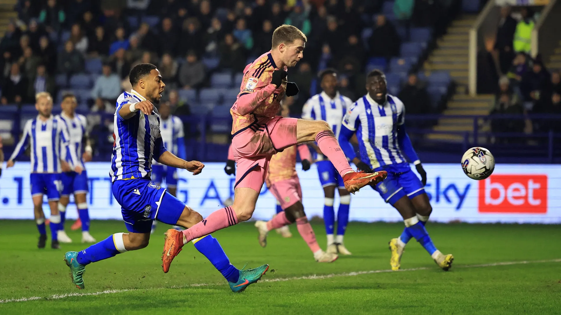Patrick Bamford trong màu áo Leeds United, cầu thủ đang được Leicester City cân nhắc chuyển nhượng để thay thế Jamie Vardy