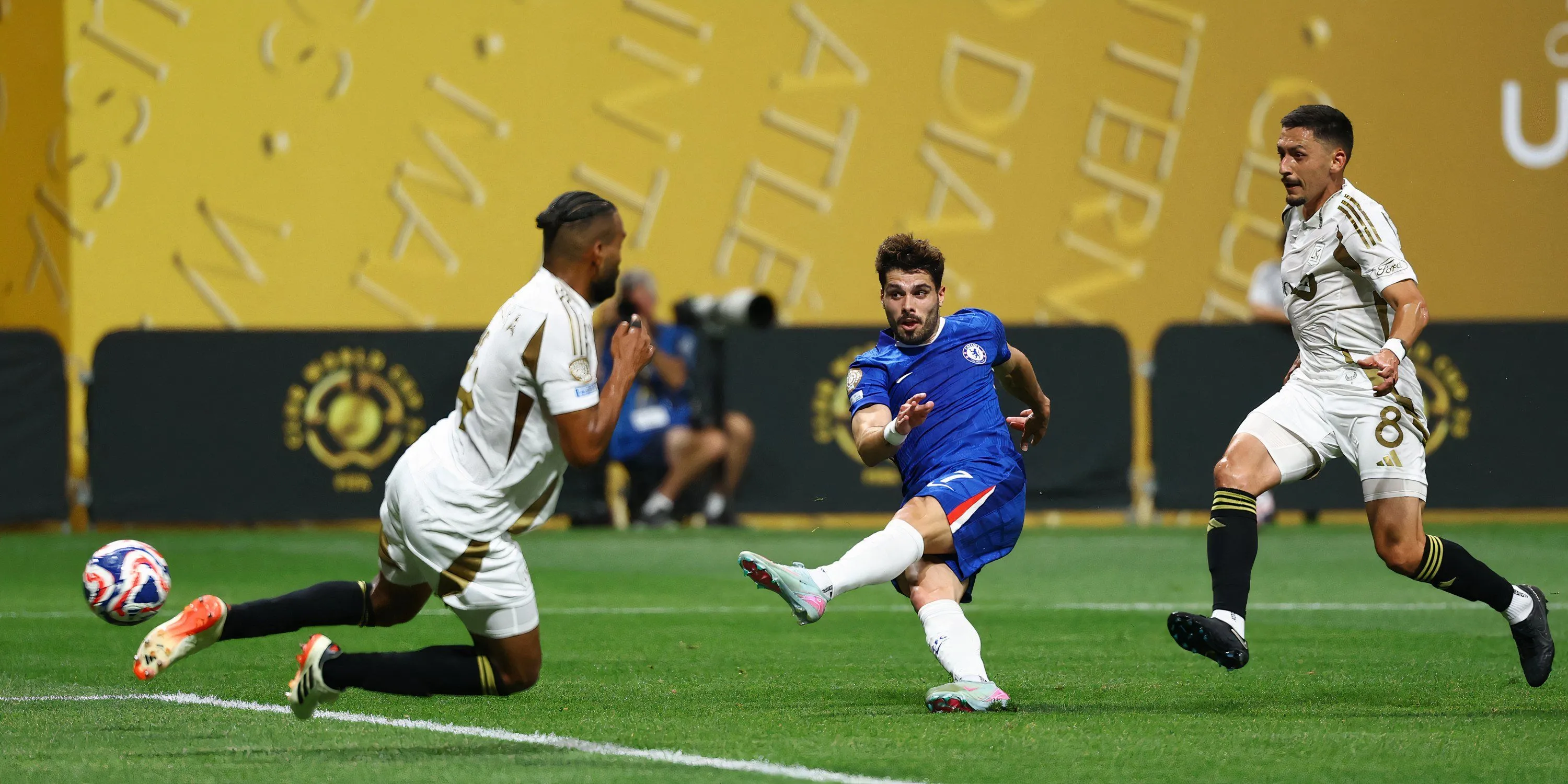 Pedro Neto trên sân với chiếc áo tri ân Diogo Jota tại FIFA Club World Cup