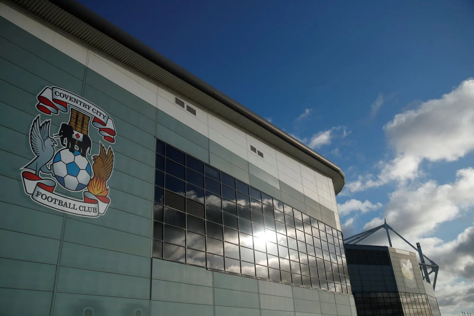 Quang cảnh bên ngoài sân vận động Coventry Building Society Arena (CBS Arena), sân nhà của Coventry City, trước trận đấu vào tháng 12 năm 2021. Công trình này bị chỉ trích vì cảm giác &quot;công ty&quot;, thiếu kết nối và vị trí không thuận tiện.