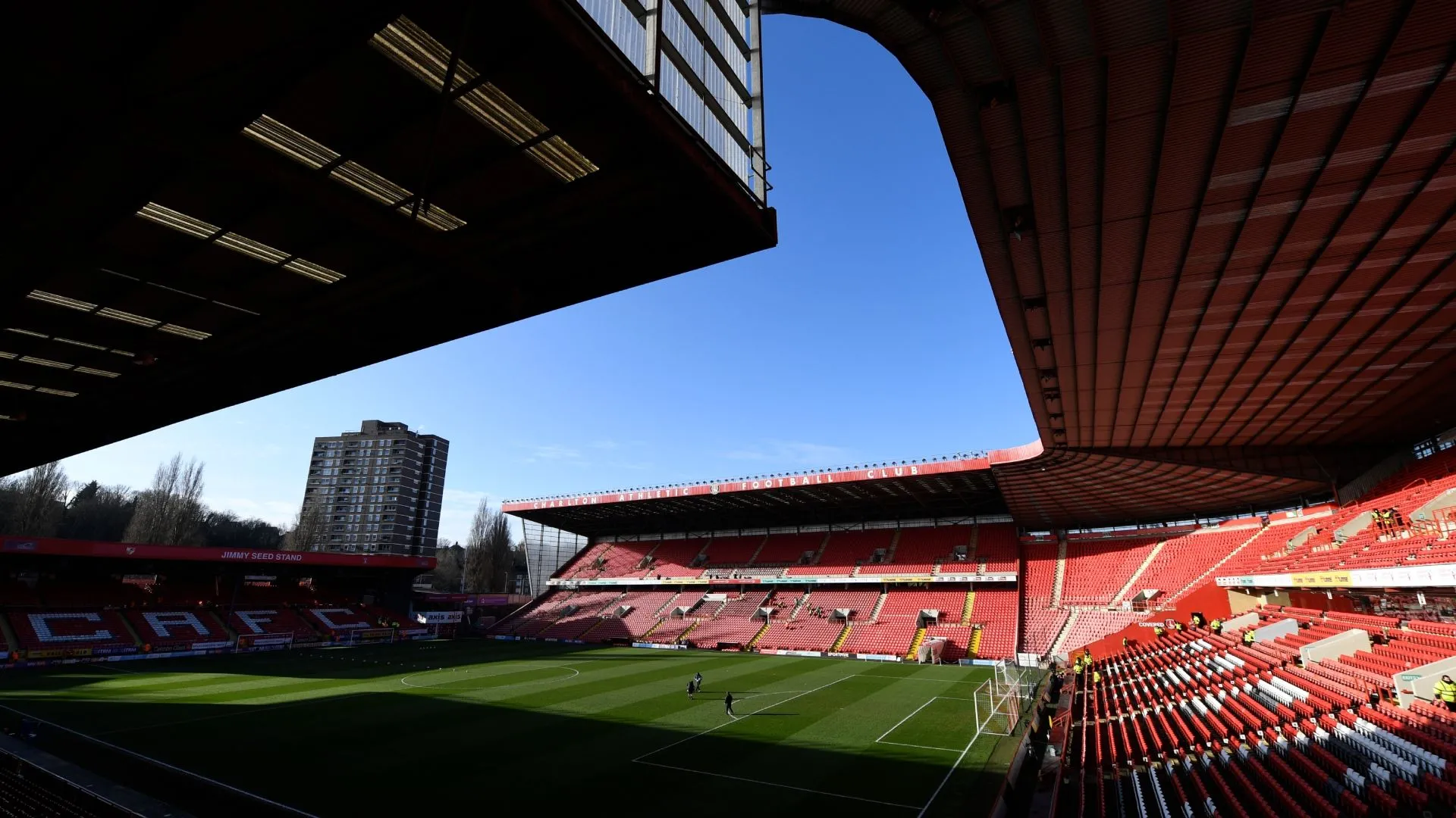 Quang cảnh chung sân The Valley, sân nhà của Charlton Athletic, nơi có tiềm năng nhưng đã mất đi vẻ hào nhoáng do thiết kế cũ kỹ và không khí trầm lắng.