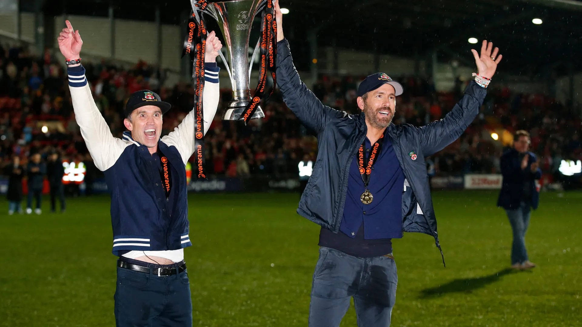 Ryan Reynolds và Rob McElhenney, đồng chủ sở hữu Wrexham, đội bóng có mức giá áo đấu tương đương Birmingham City.