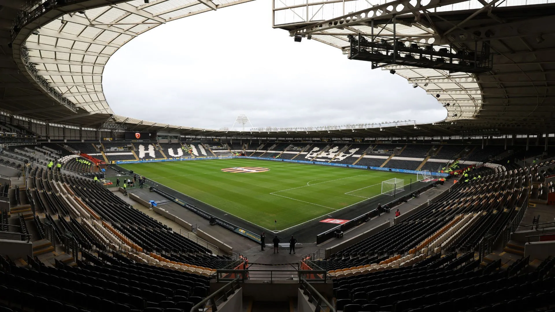 Sân vận động MKM của Hull City, một công trình hiện đại với thiết kế hình bát nhưng thiếu sự gần gũi và cá tính.