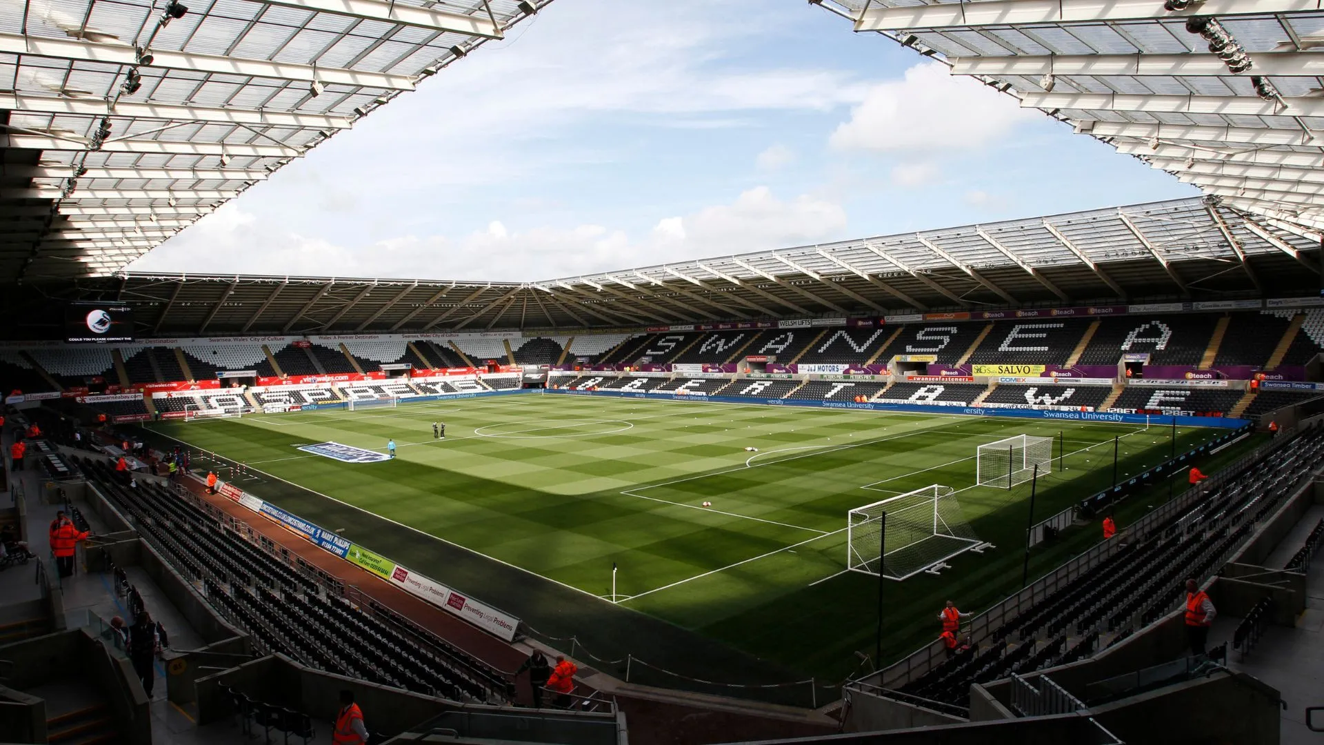Sân vận động Swansea.com của Swansea City, một sân bóng hiện đại và được bảo trì tốt nhưng lại thiếu đi bản sắc riêng và không khí sôi động dù có lượng khán giả khá.